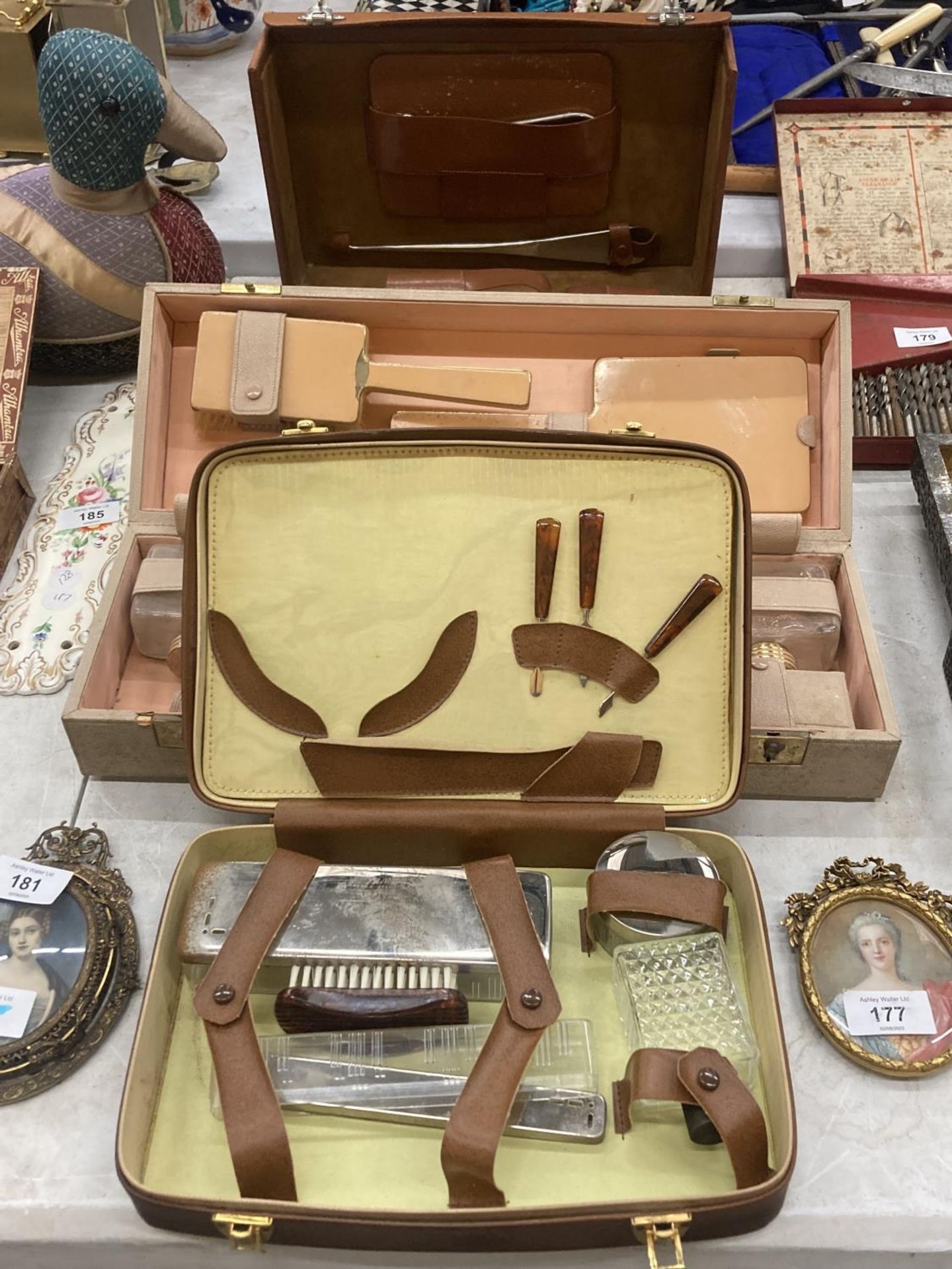 A VINTAGE GENTS GROOMING KIT, CASED, A LADIES VANITY SET, CASED AND AN EMPTY GROOMING KIT CASE