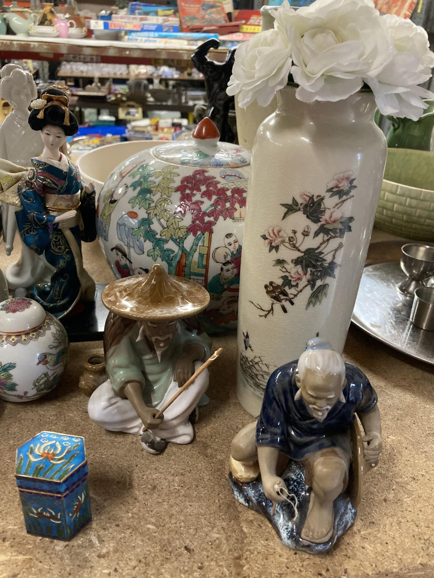A MIXED GROUP OF CHINESE AND ORIENTAL CERAMICS TO INCLUDE FAMILLE ROSE GINGER JARS, MUD MEN FIGURES, - Bild 3 aus 5