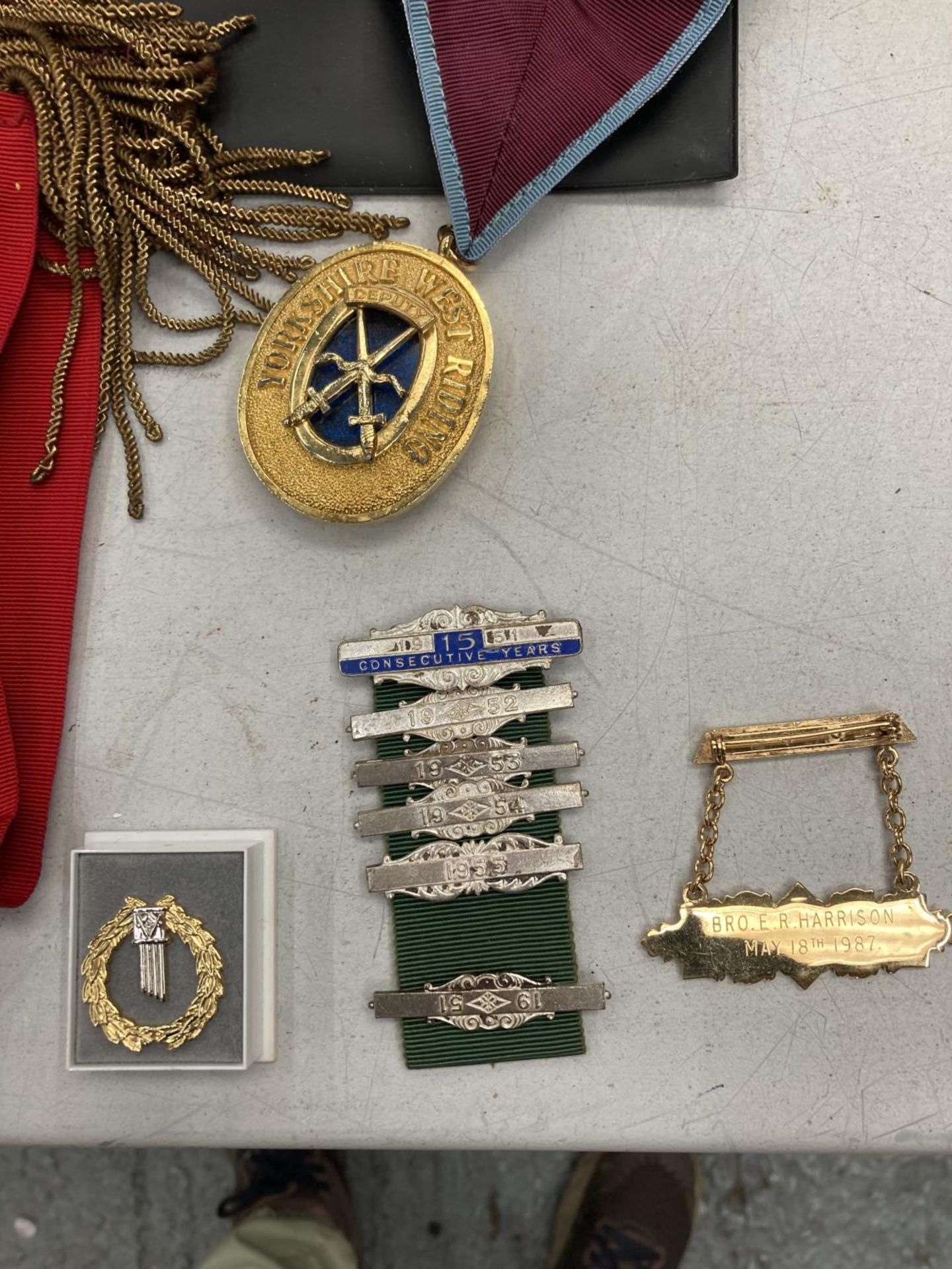 A QUANTITY OF MASONIC ITEMS TO INCLUDE A K. O. M. ALEXANDER LODGE NO. 1087 SASH, PLUS A MEDAL AND - Image 2 of 4