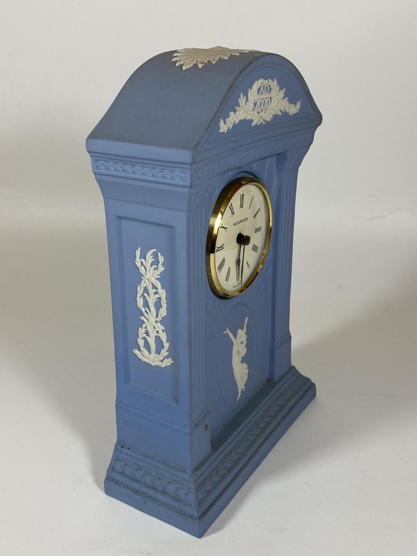 A WEDGWOOD BLUE JASPERWARE MILLENIUM 2000 DANCING HOURS MANTLE CLOCK - Image 3 of 5