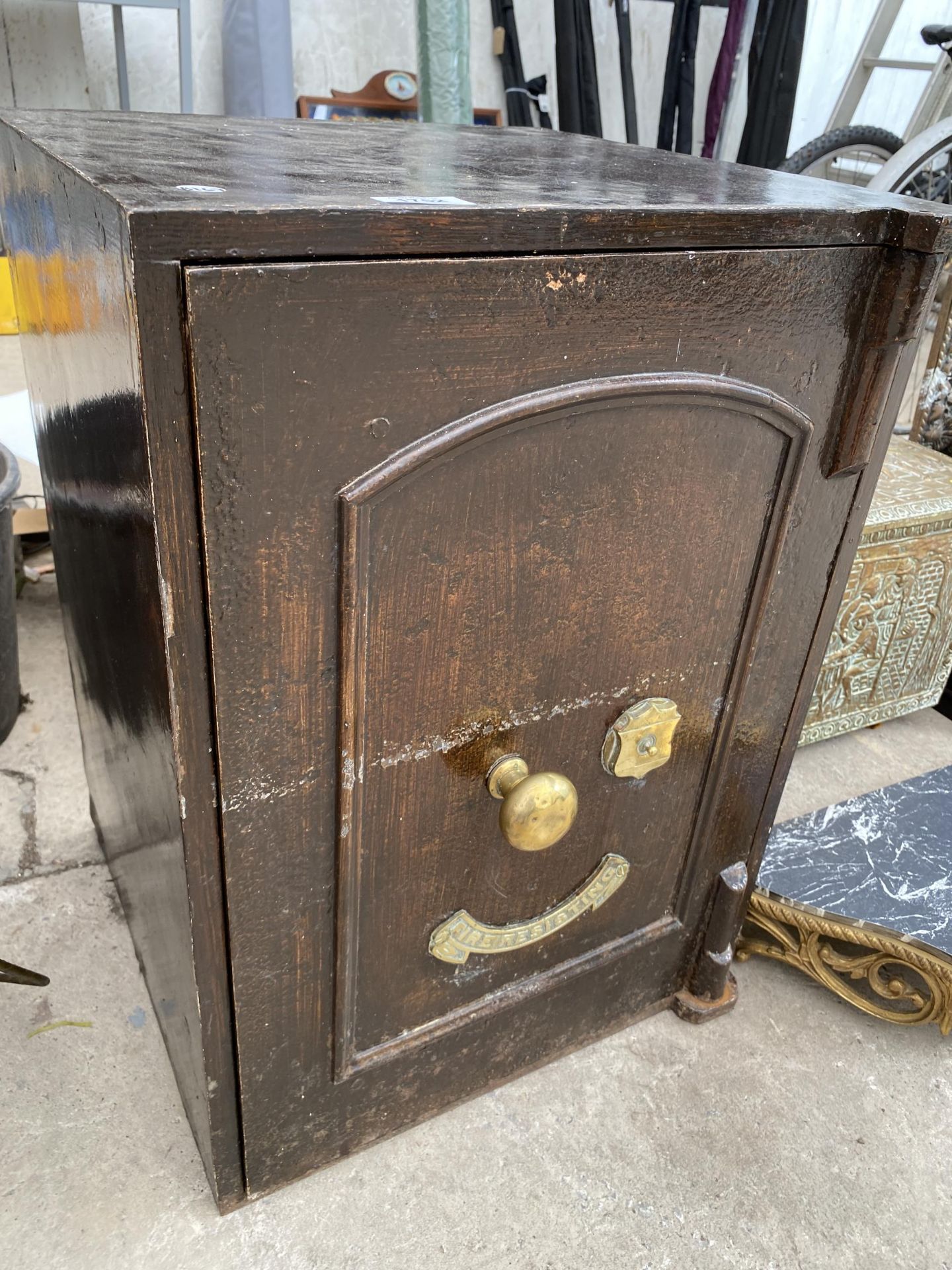 A VINTAGE HEAVY CAST IRON FIRE SAFE WITH BRASS FITTINGS (UNLOCKED BUT NO KEY PRESENT) - Image 2 of 3