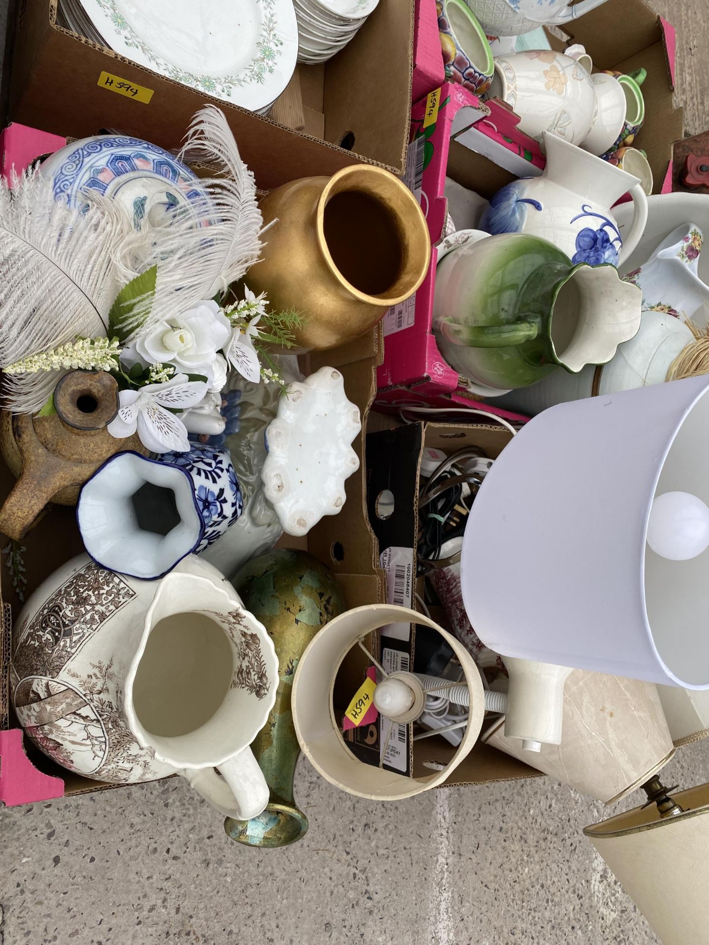 AN ASSORTMENT OF HOUSEHOLD CLEARANCE ITEMS TO INCLUDE LAMPS AND CERAMICS ETC - Image 3 of 5