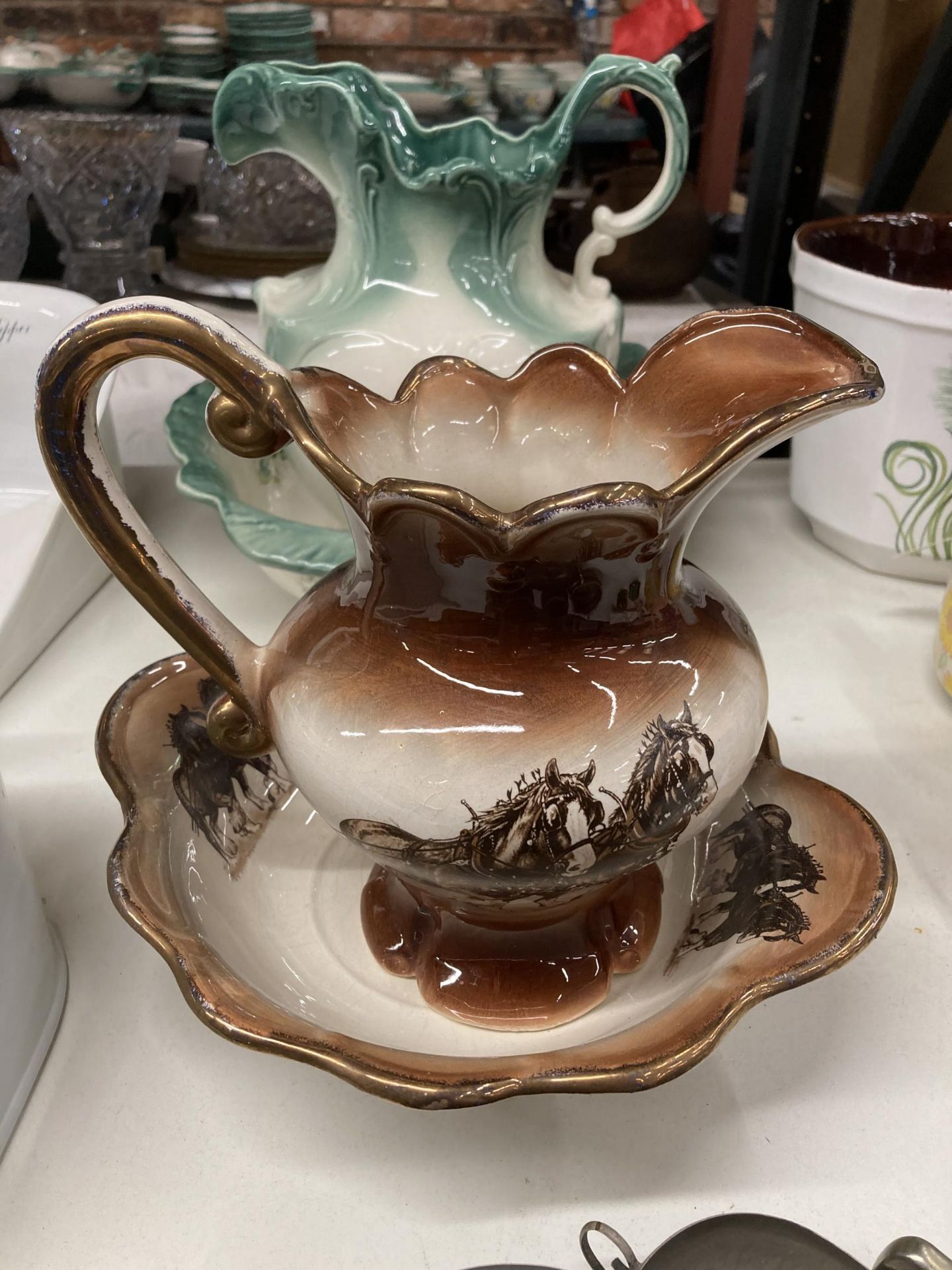 TWO VINTAGE WASH JUG AND BOWL SETS AND A SMALL GROUP OF PEWTER ITEMS - Image 4 of 5