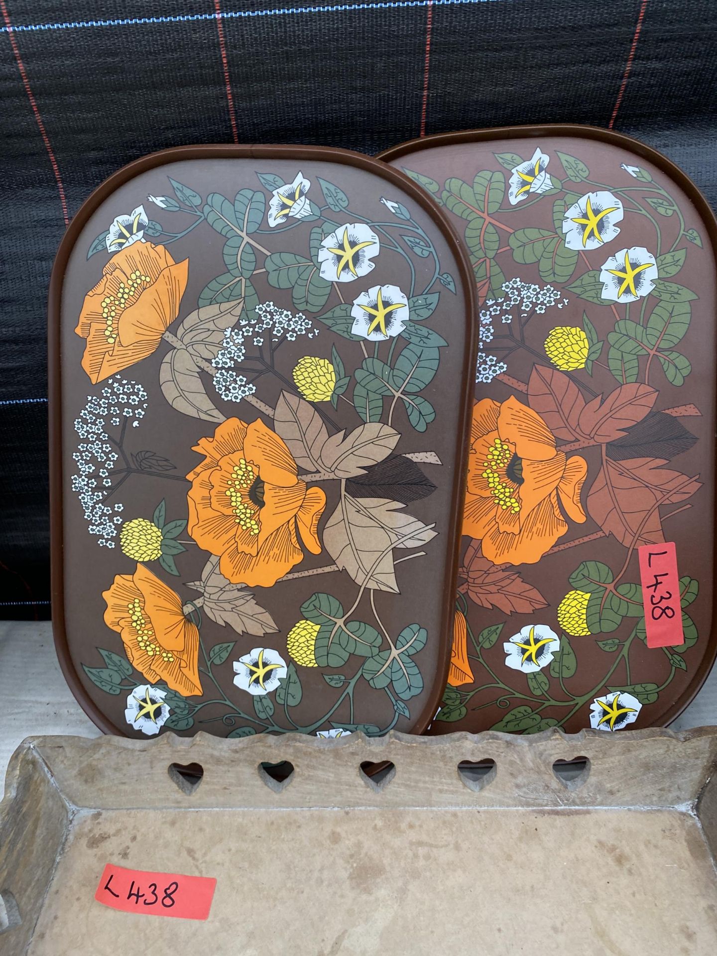 AN ASSORTMENT OF VINTAGE AND RETRO TRAYS - Image 2 of 4