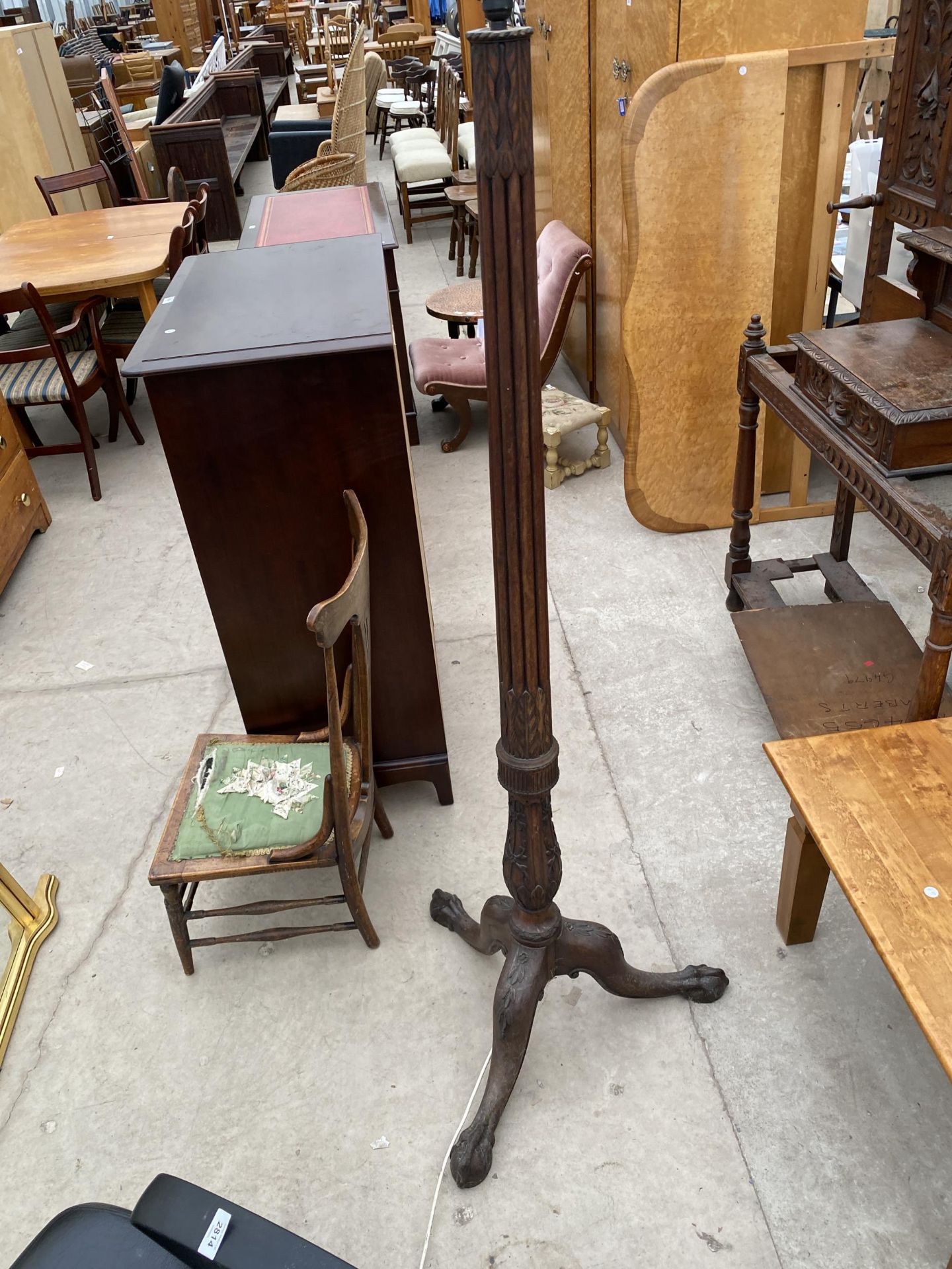 AN EARLY 20TH CENTURY MAHOGANY STANDARD LAMP ON TRIPOD BASE WITH FLAT BALL AND CLAW FEET