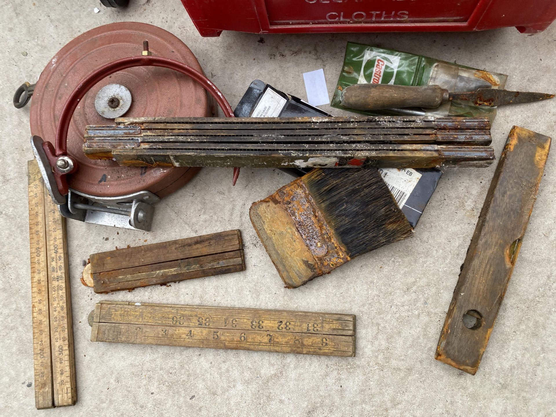 AN ASSORTMENT OF TOOLS TO INCLUDE A BRACE DRILL, TIN SNIPS AND PLIERS ETC - Image 2 of 4