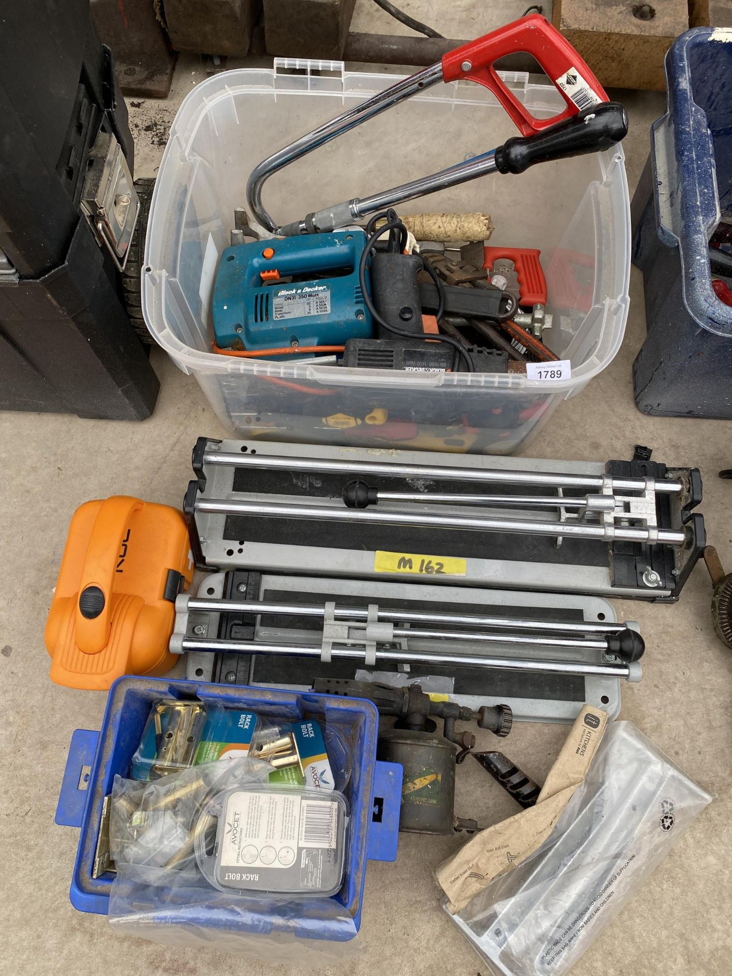 AN ASSORTMENT OF TOOLS TO INCLUDE TILE CUTTERS, A BLACK AND DECKER ELECTRIC JIGSAW AND A HACK SAW
