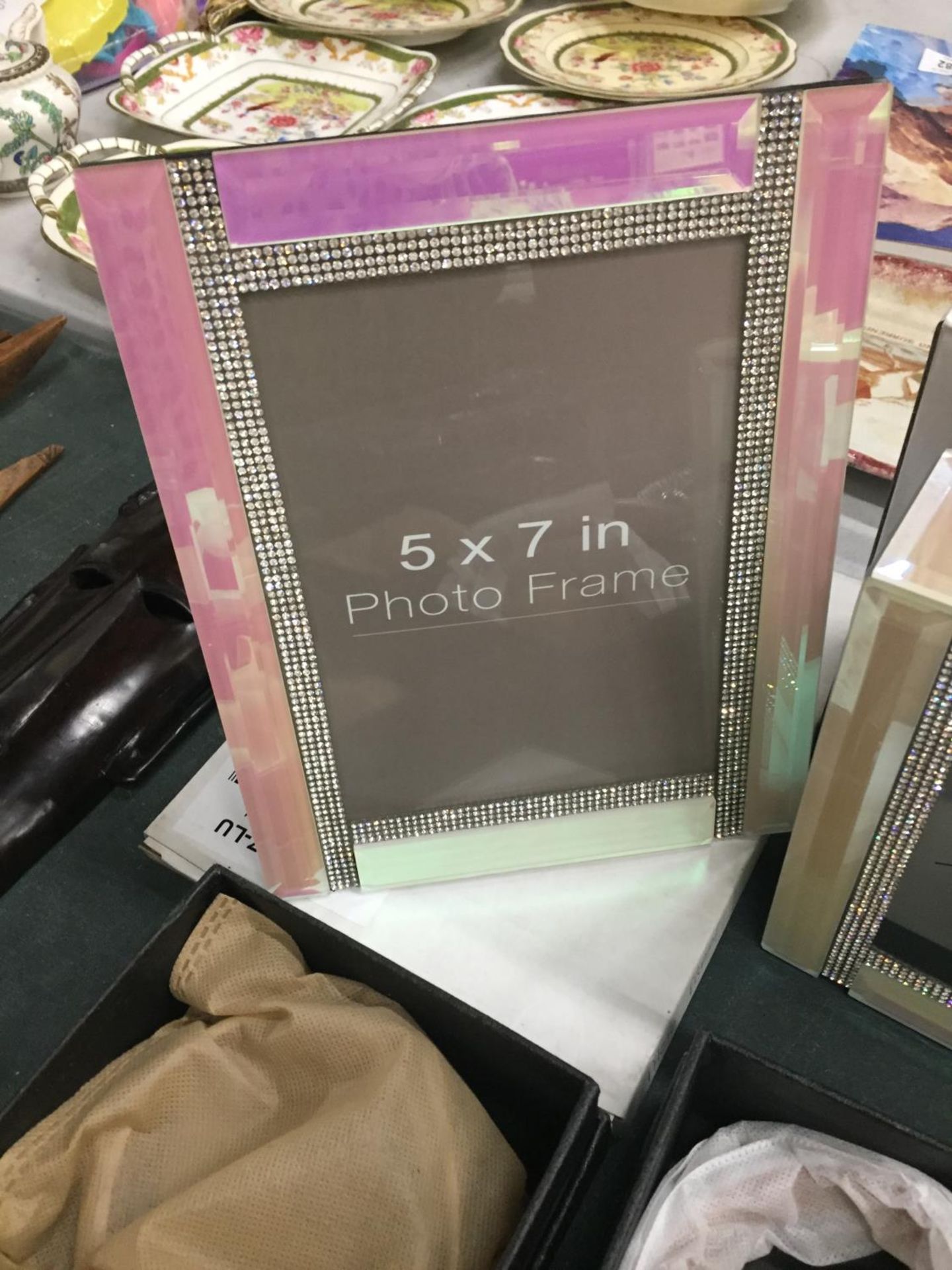 A PINK MIRRORED CLOCK WITH MATCHING PHOTO FRAME, FOUR AS NEW BELTS IN BOXES, MIRRORED COASTERS, A - Bild 2 aus 4