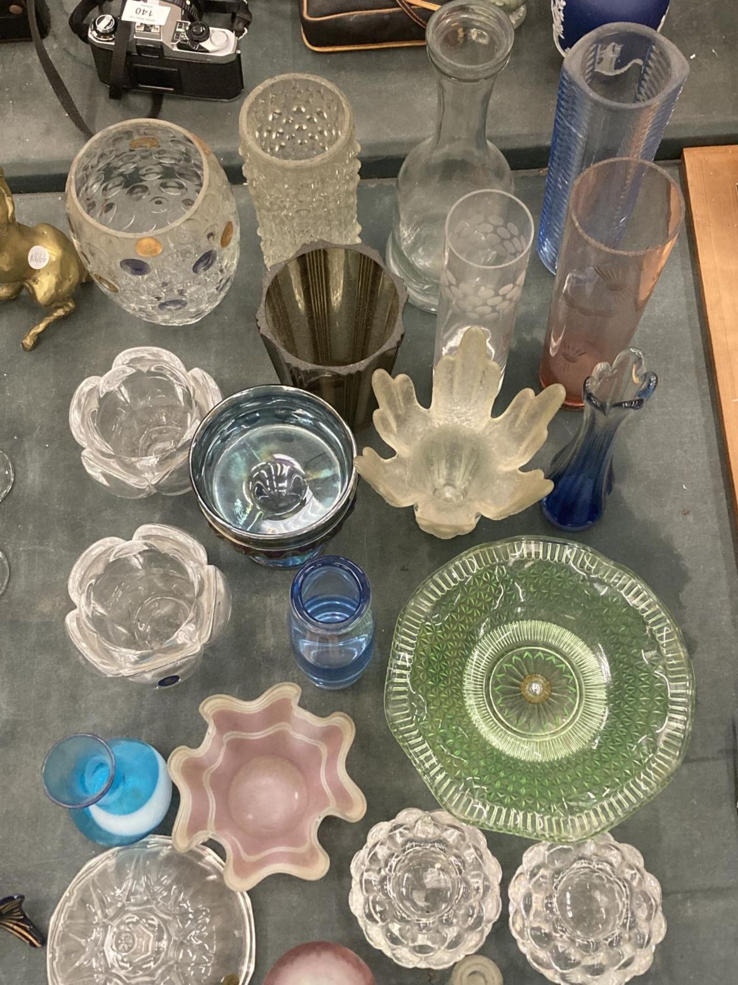 A LARGE QUANTITY OF GLASSWARE TO INCLUDE A DITCHFIELD STYLE MUSHROOM, VASES, PLANTERS, ETC - Bild 4 aus 4