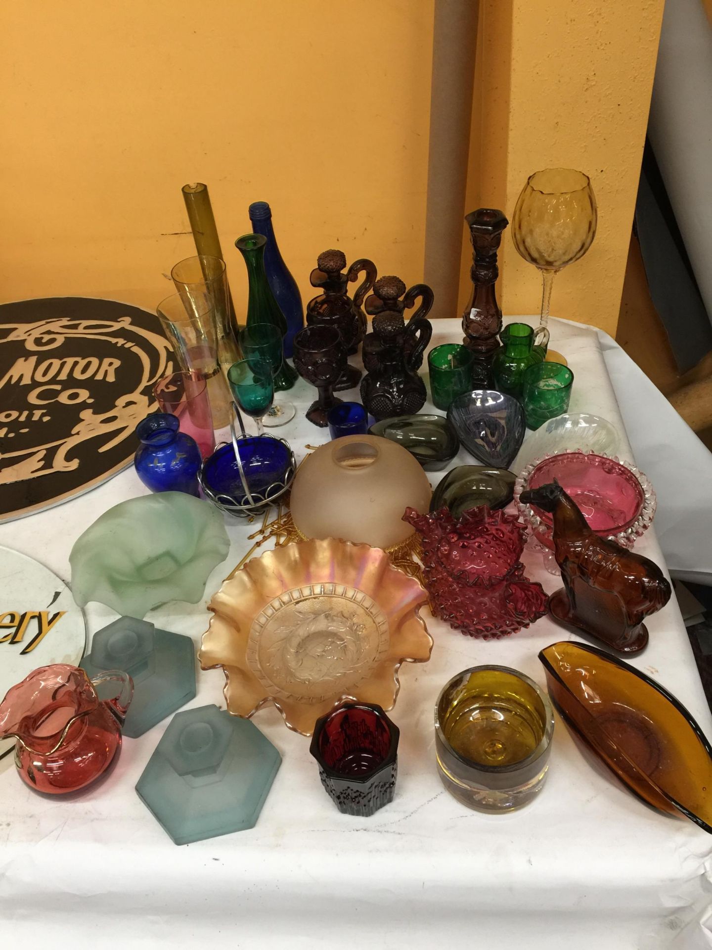 A QUANTITY OF VINTAGE COLOURED GLASS TO INCLUDE VASES, BOWLS, JUGS, GLASSES, CANDLESTICKS, ETC