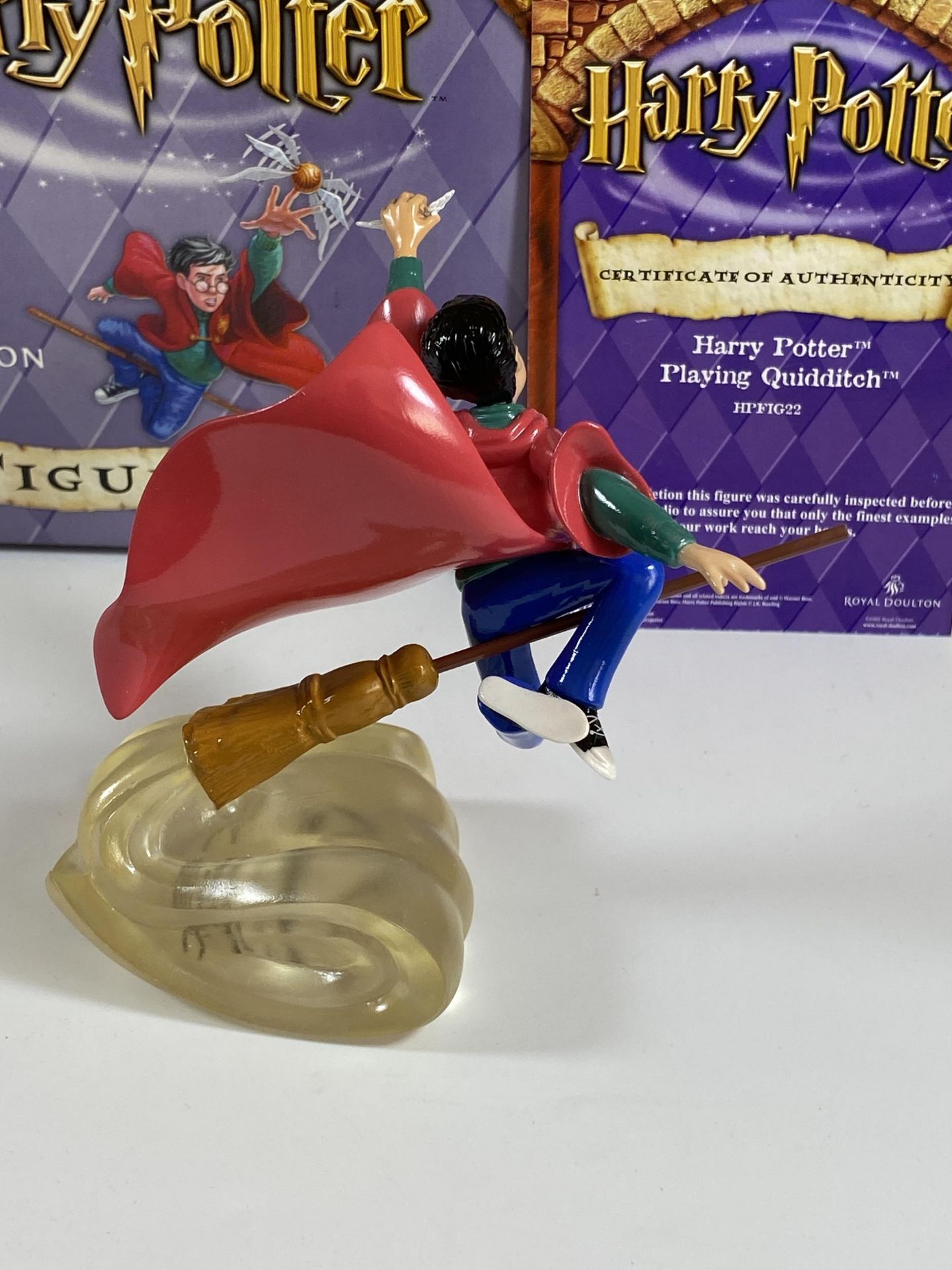 A BOXED ROYAL DOULTON HARRY POTTER PLAYING QUIDDITCH HPFIG22 FIGURE WITH CERTIFICATE - Bild 4 aus 7