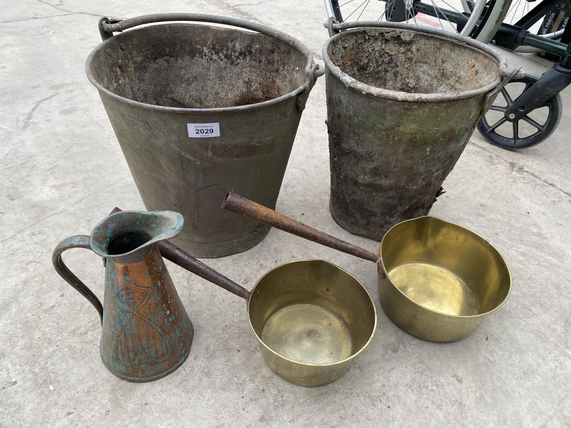 TWO VINTAGE GALVANISED BUCKETS, TWO BRASS PANS AND A COPPER JUG ETC - Bild 2 aus 2