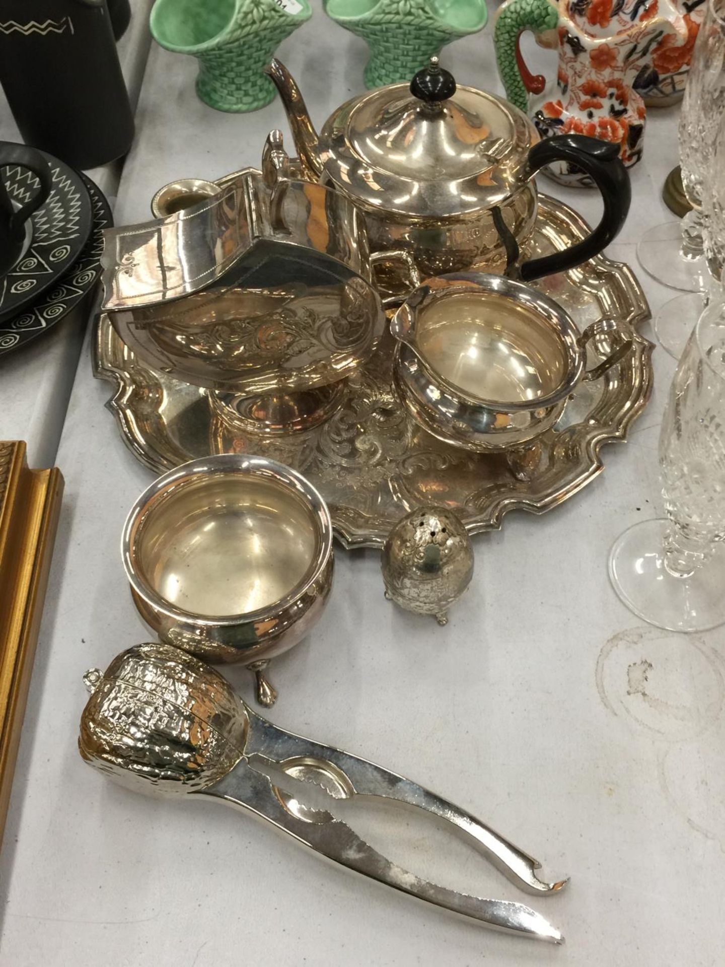 A QUANTITY OF SILVER PLATE TO INCLUDE A TRAY WITH A TEAPOT, SUGAR BOWL, CREAM JUG, ETC