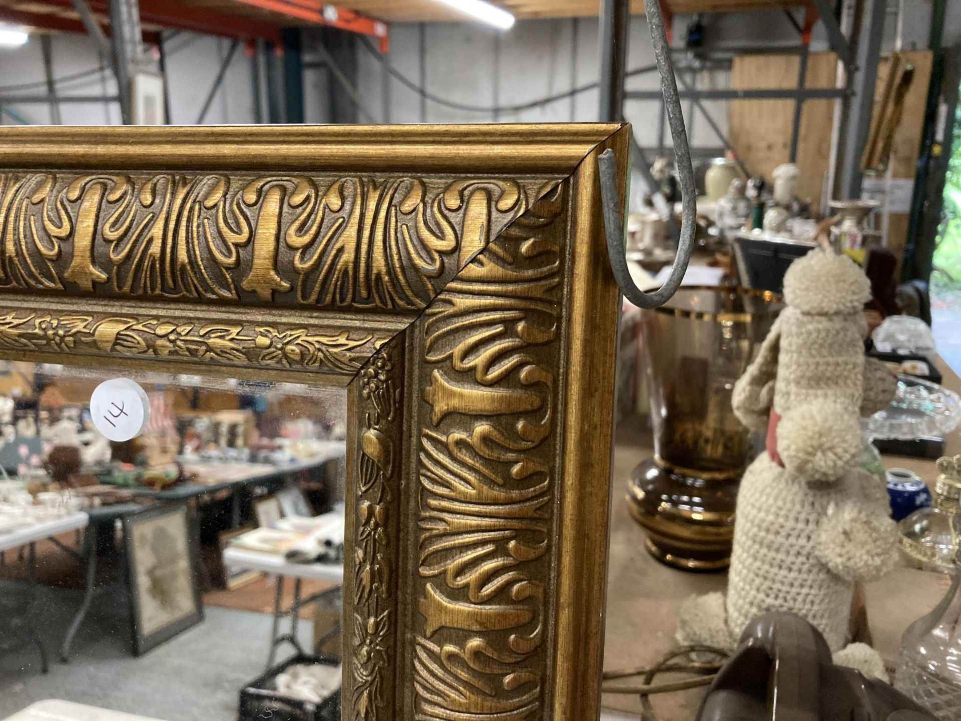 A LARGE ORNATE RECTANGULAR GILT FRAMED MIRROR - Bild 2 aus 2