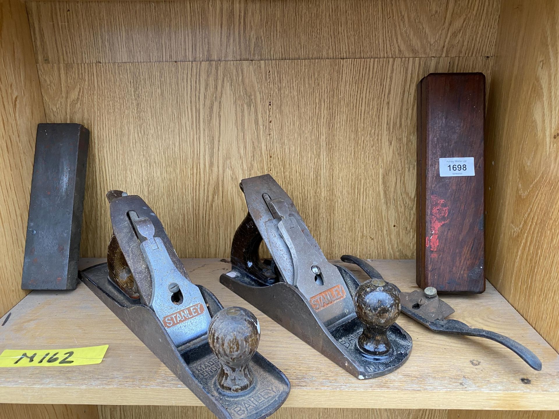 AN ASSORTMENT OF VINTAGE WOOD PLANES AND TWO SHARPENING STONES