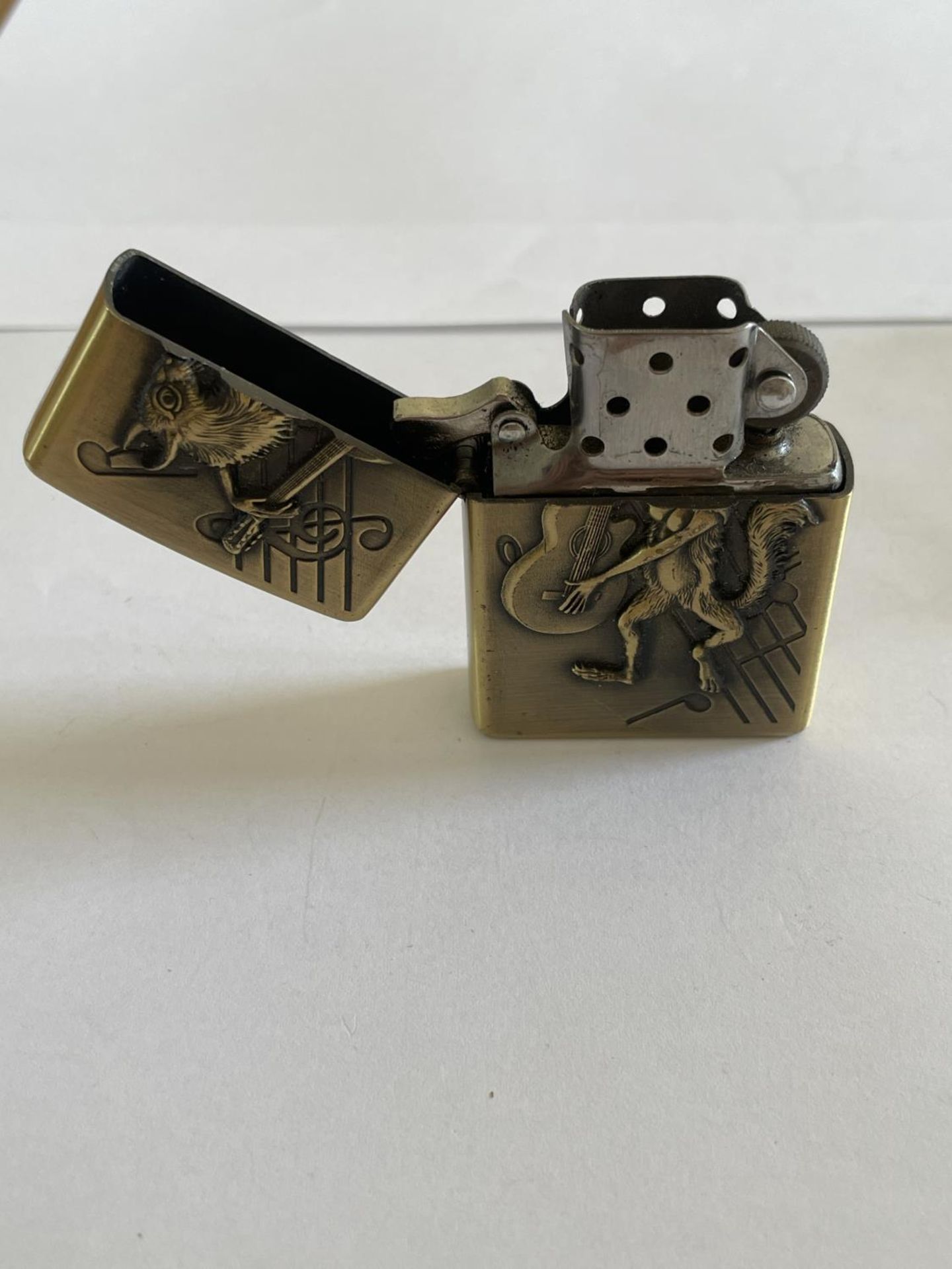 A DECORATIVE ZIPPO STLE LIGHTER - Image 3 of 3