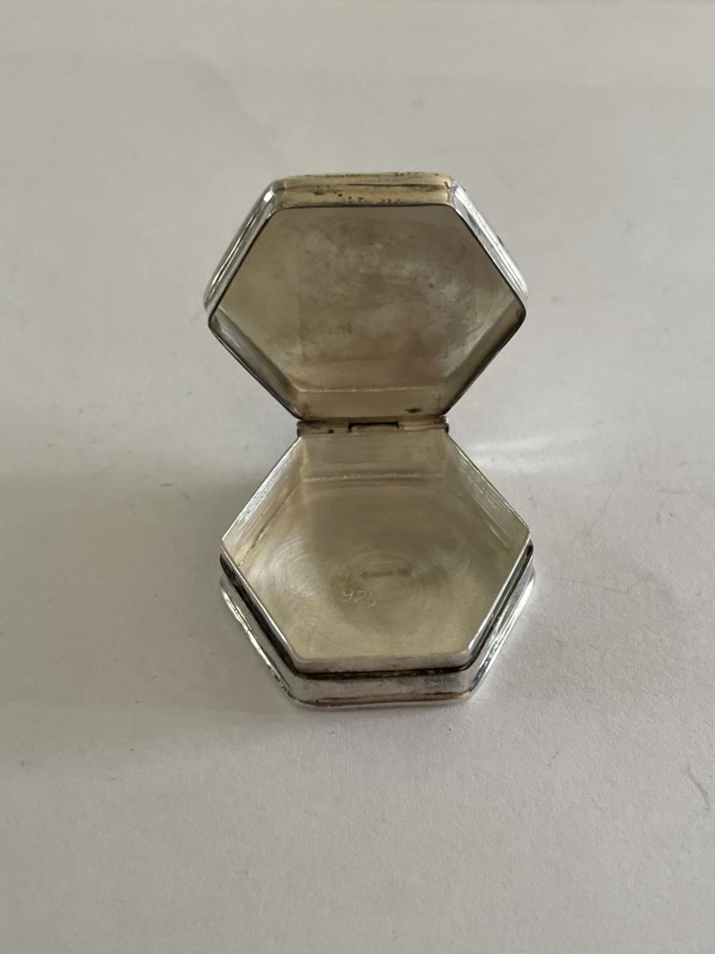 A SILVER HEXAGANOL PILL BOX - Image 2 of 3