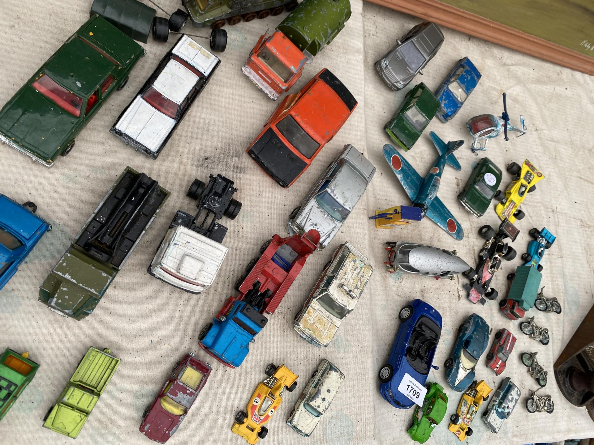 A LARGE ASSORTMENT OF VINTAGE DIE CAST VEHICLES AND PLANES ETC - Bild 3 aus 3