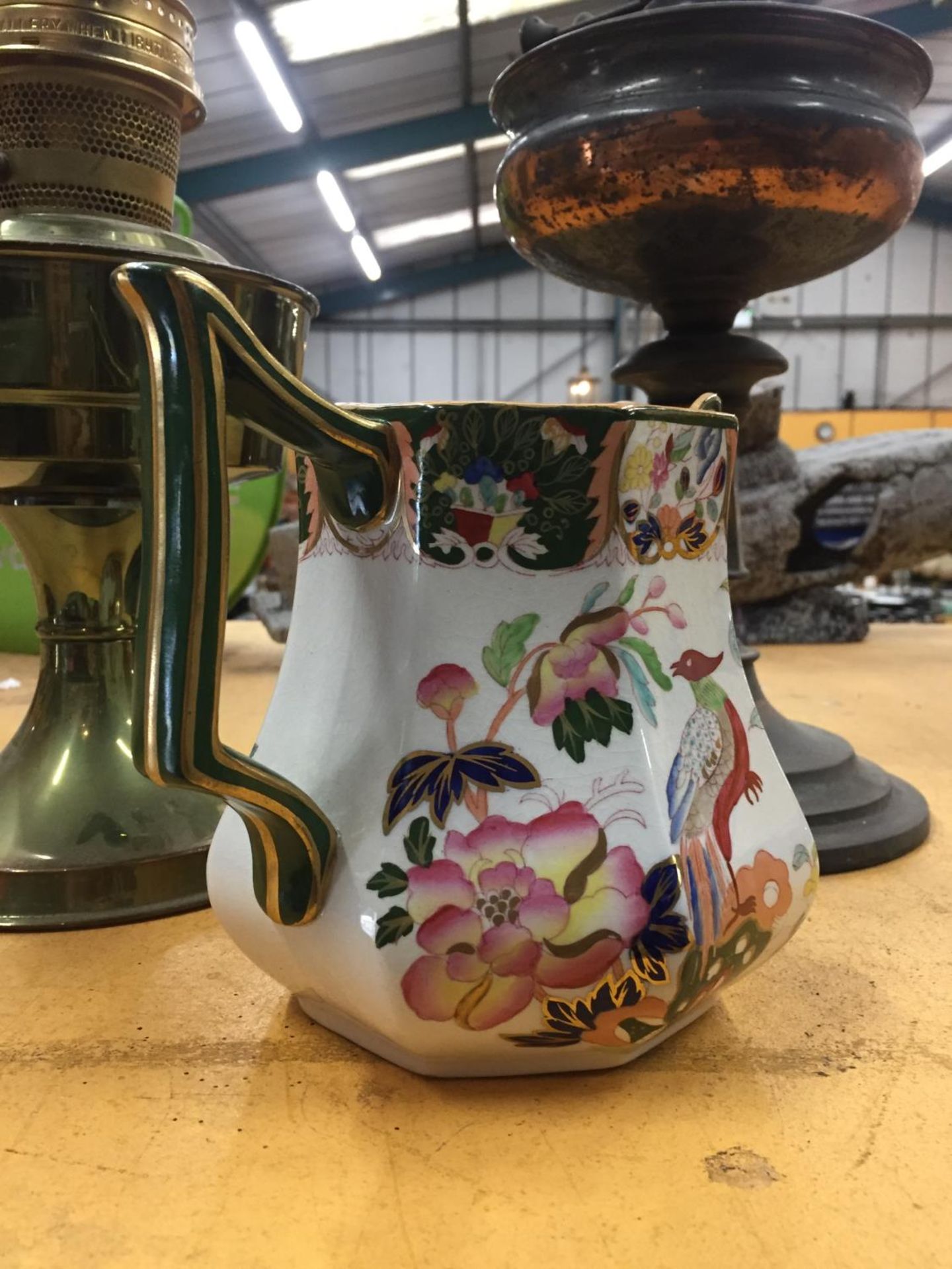 TWO VINTAGE OIL LAMPS PLUS A MASONS IRINSTONE JUG IN AN ORIENTAL PATTERN - Image 4 of 6