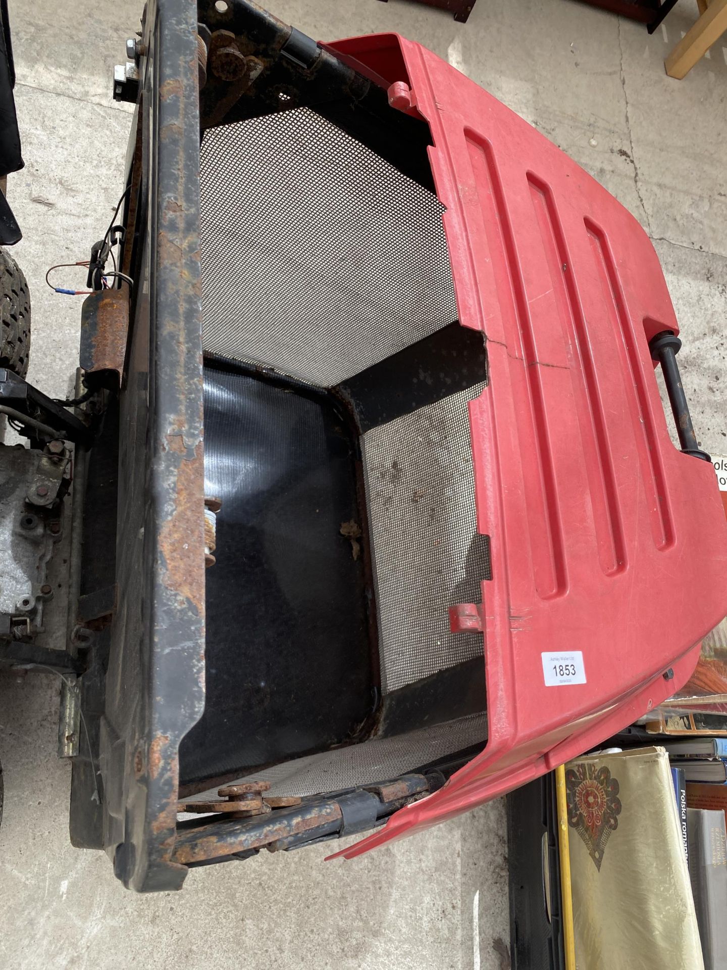 A HONDA 1211 RIDE ON LAWN MOWER WITH GRASS BOX FOR SPARES AND REPAIRS - Image 4 of 6