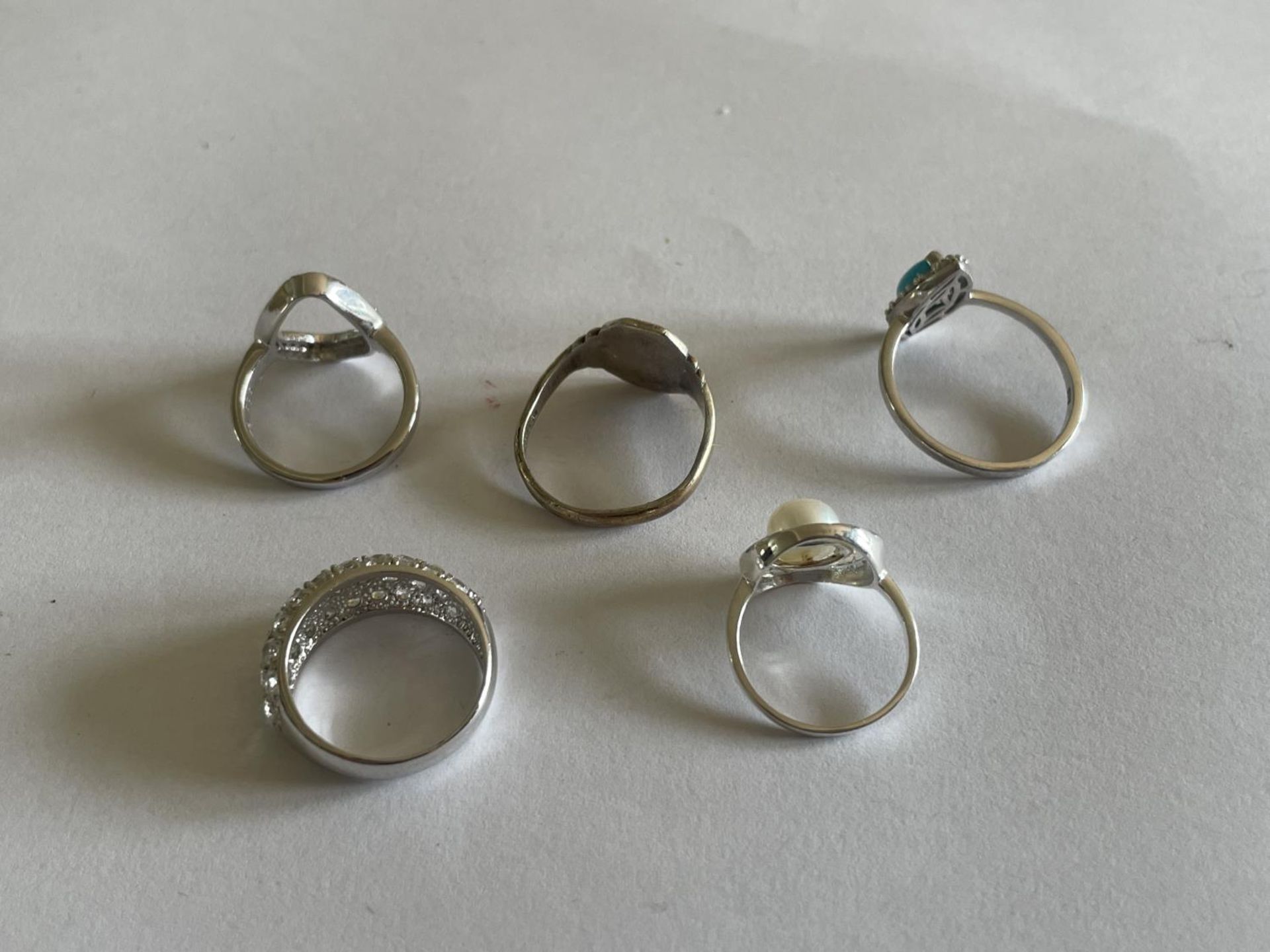 FIVE VARIOUS SILVER RINGS - Image 4 of 4