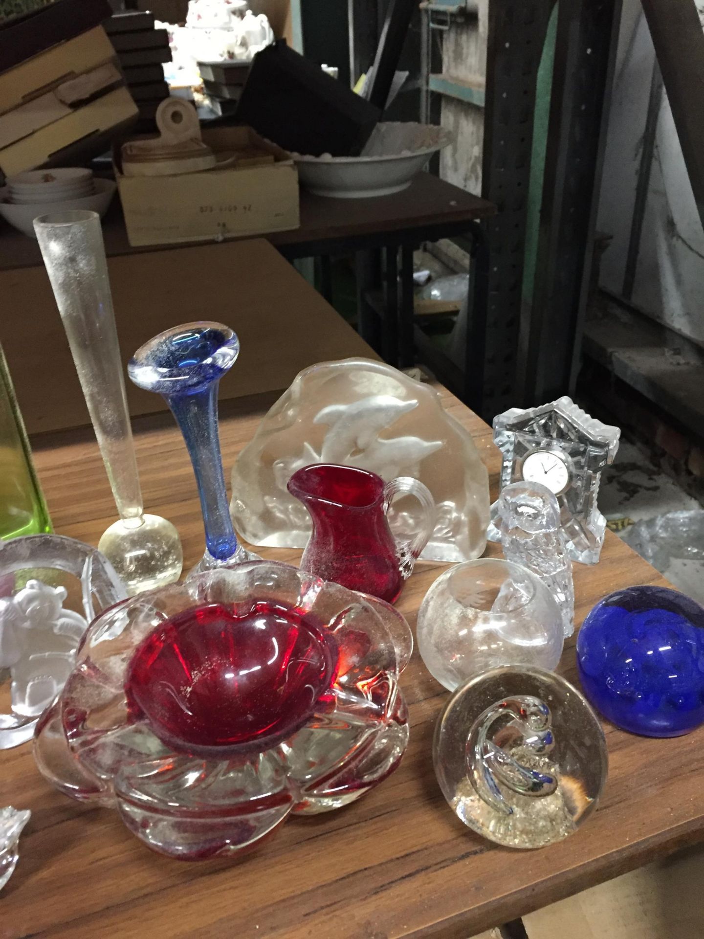 A MIXED LOT OF GLASSWARE TO INCLUDE WHITEFRIARS LOBE VASE , PAPERWEIGHTS ETC - Image 3 of 3