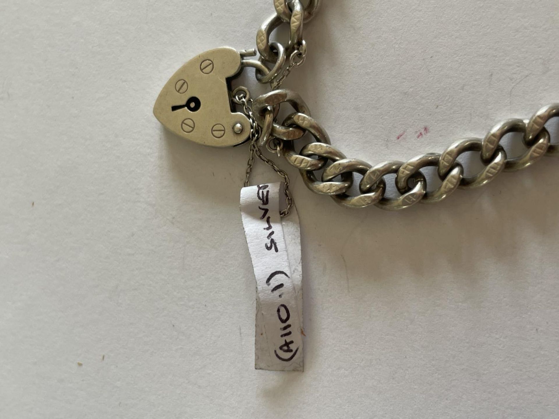 A HEAVY SILVER BRACELET WITH A HEART PADLOCK - Image 2 of 2