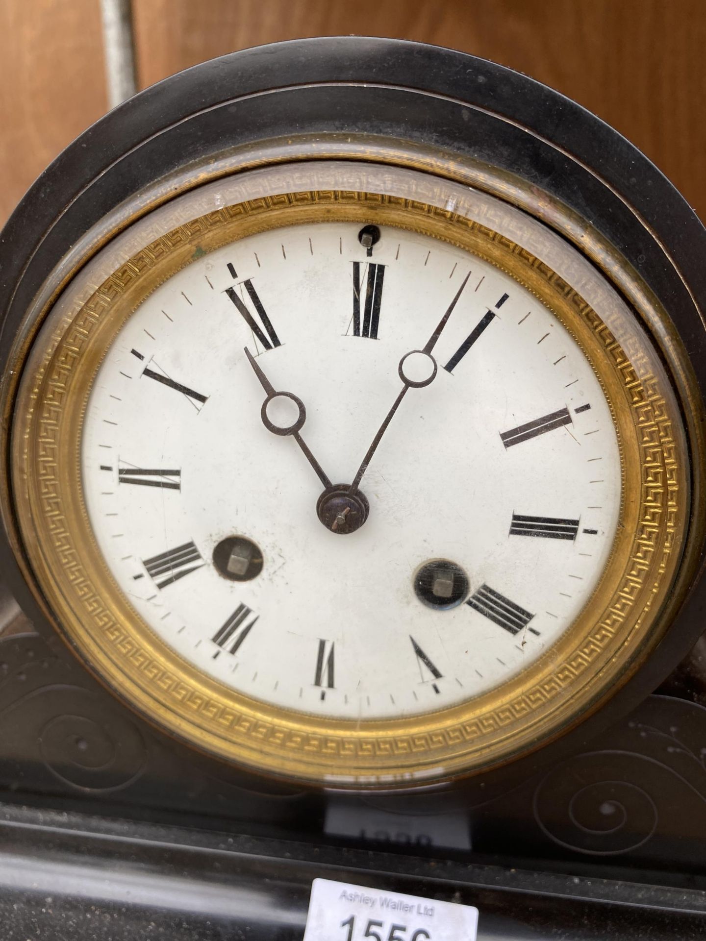 A DECORATRIVE POSSIBLY MARBEL MANTLE CLOCK WITH KEYS - Image 2 of 6