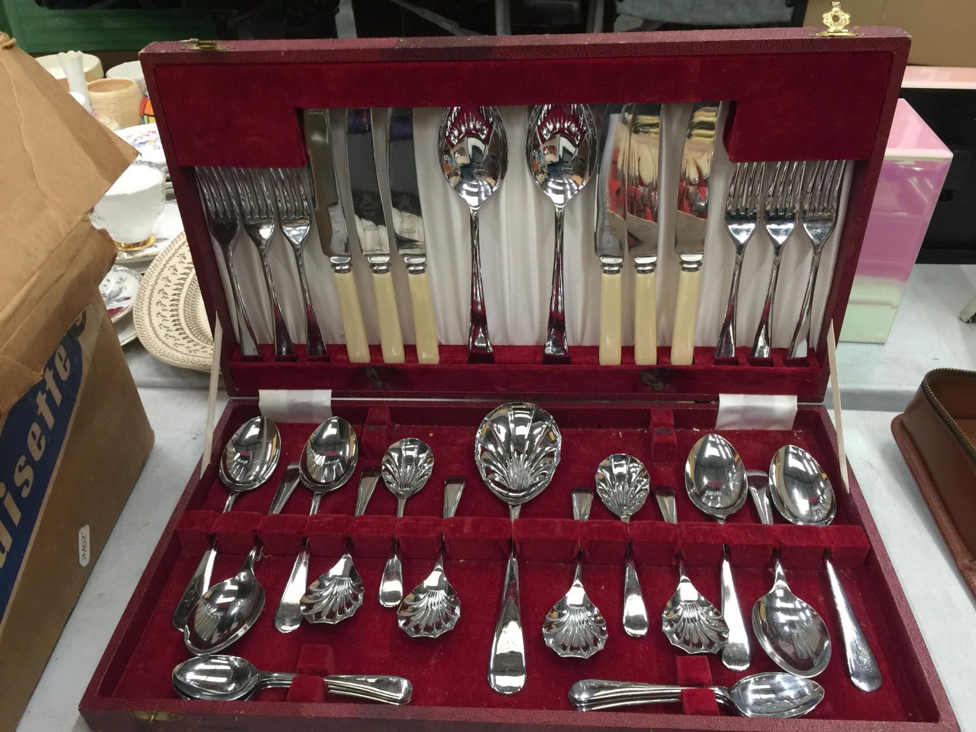 A QUANTITY OF BOXED VINTAGE FLATWARE - Image 4 of 4