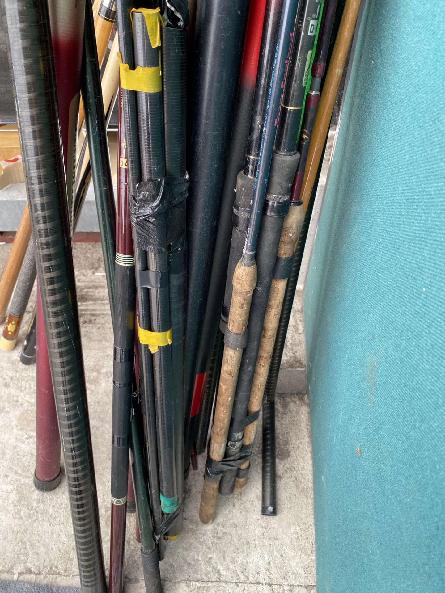 A KLARGE ASSORTMENT OF VARIOUS FISHING RODS - Image 4 of 4