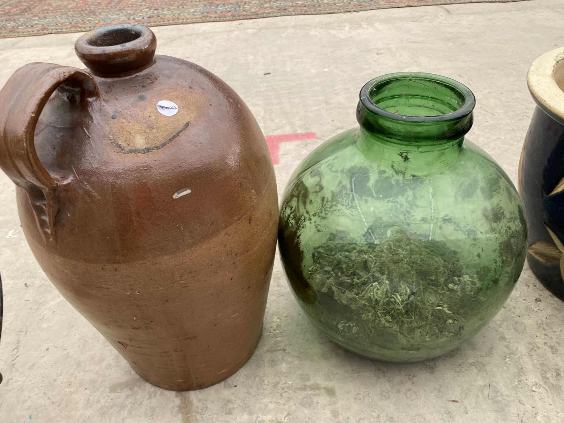 A LARGE STONEWARE FLAGGON, A GREEN GLASS CARBOUY AND A BLUE AND WHITE JARDINAIRE - Bild 2 aus 3