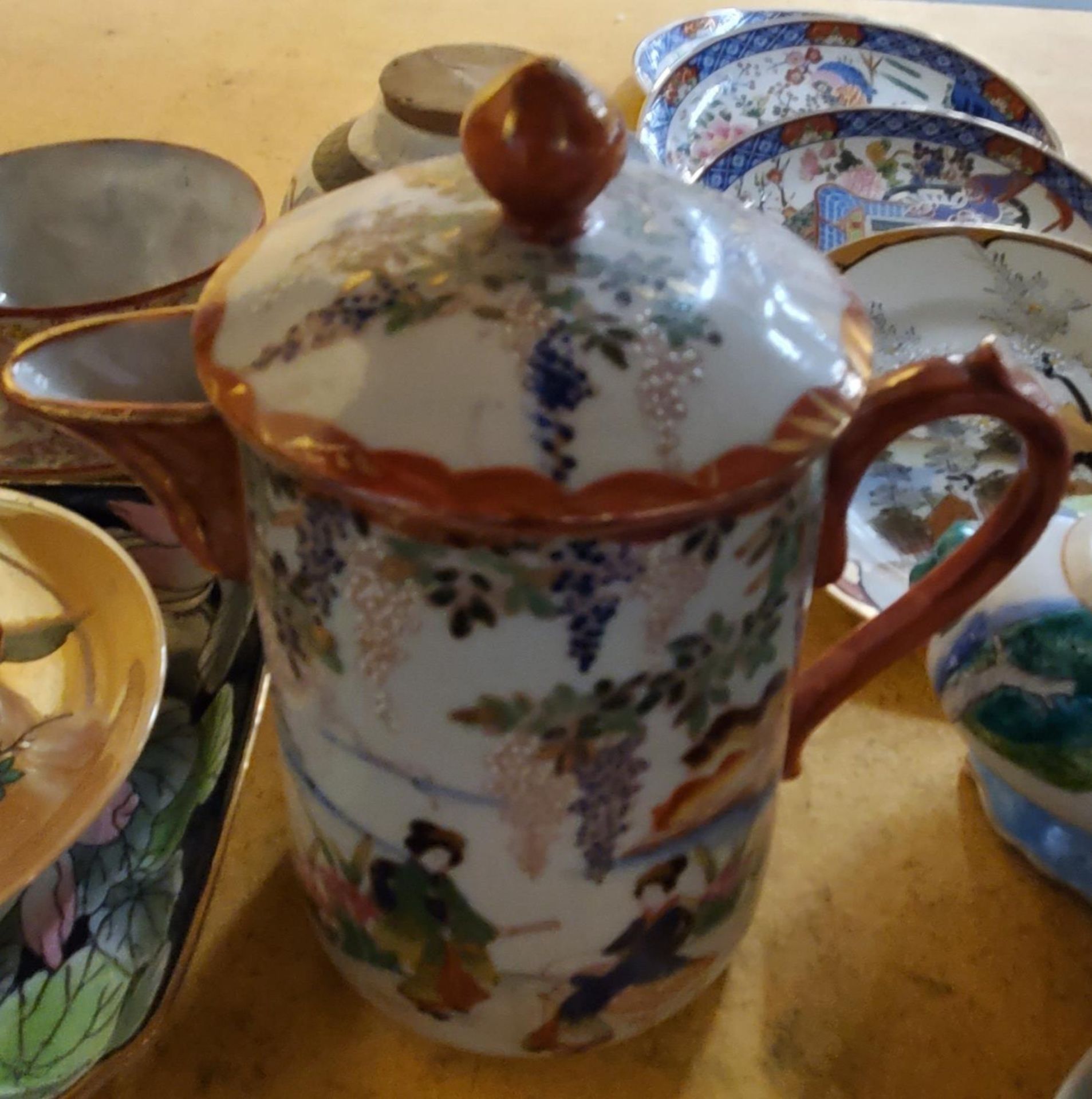 A QUANTITY OF ORIENTAL CERAMICS TO INCLUDE A LARGE LIDDED BOX, NORITAKE CUPS AND SAUCERS, PLATES, - Bild 2 aus 4