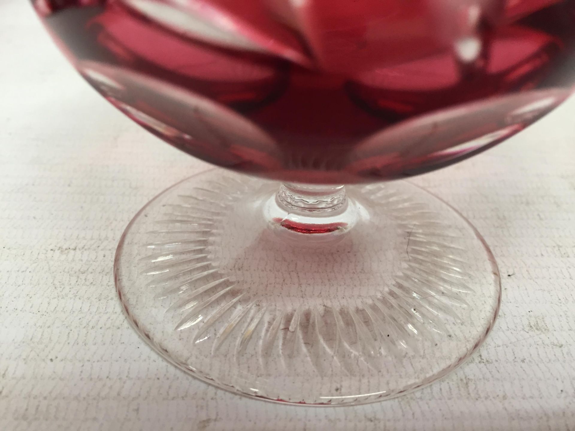 A SET OF VINTAGE NACHTMANN CUT GLASS CRYSTAL CRANBERRY BRANDY / COGNAC GLASSES WITH ETCHED DESIGN - Image 3 of 4