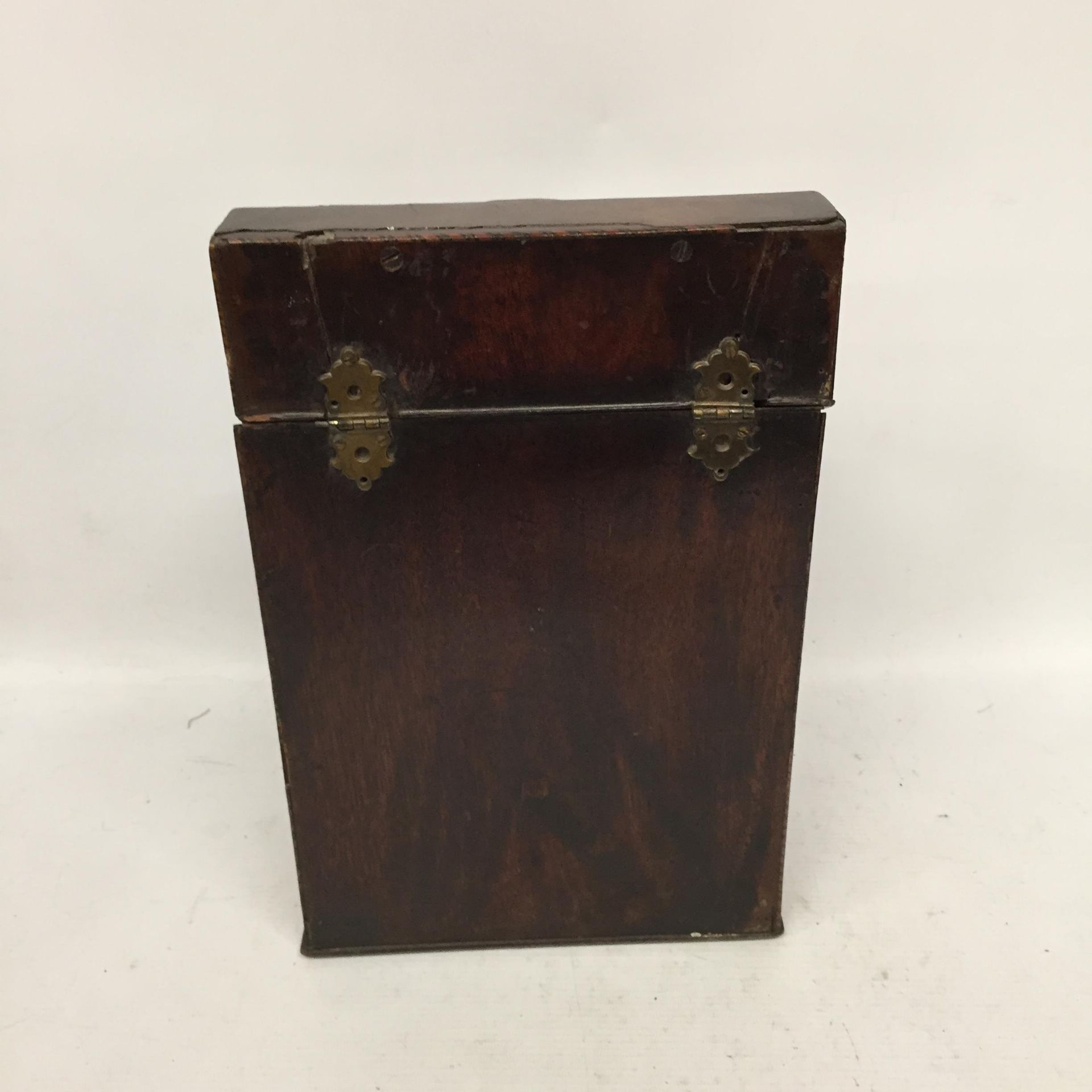A GEORGIAN MAHOGANY KNIFE BOX WITH BRASS FITTINGS - Image 4 of 4