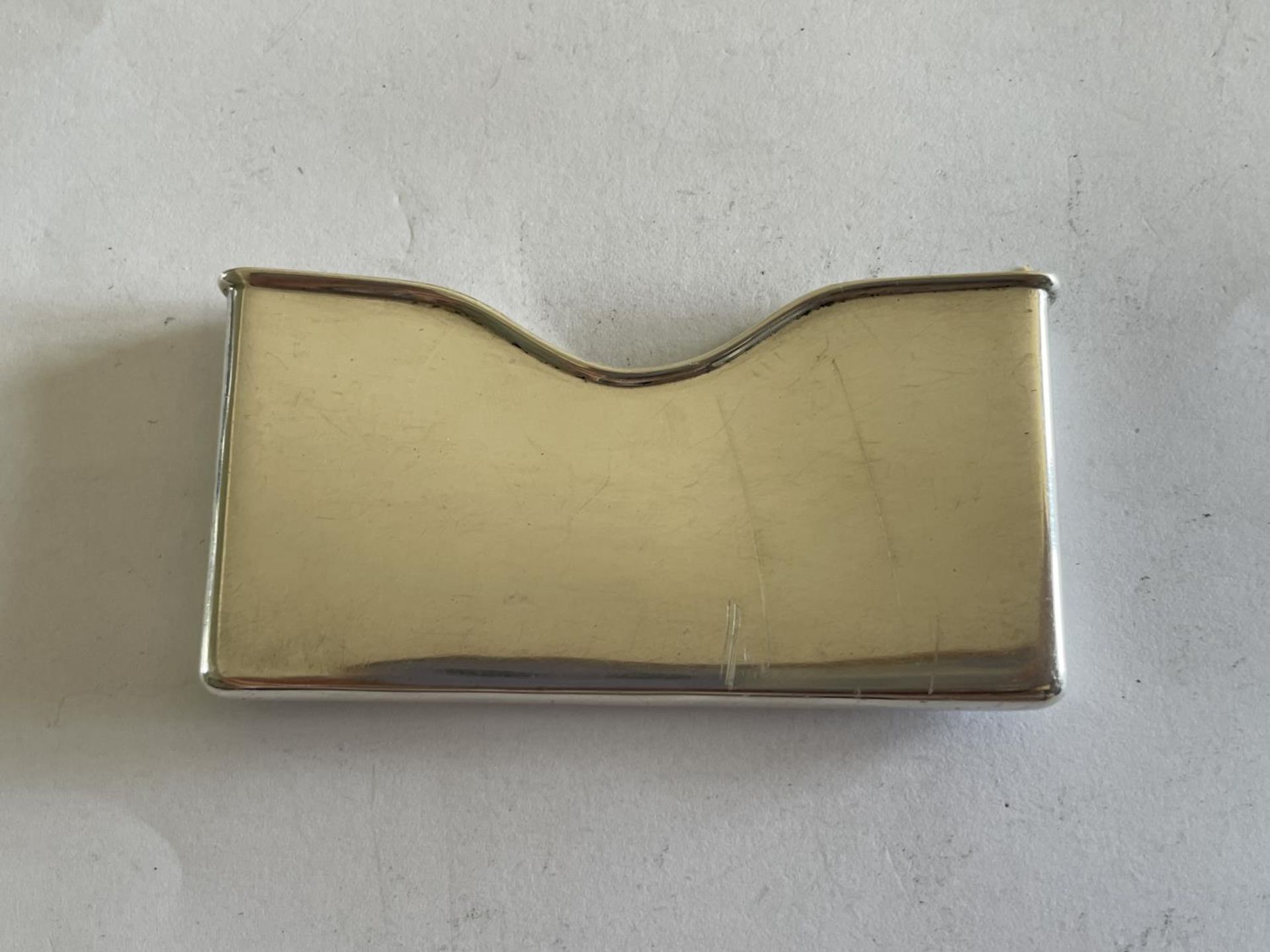 A HALLMARKED SILVER CARD HOLDER - Image 2 of 3