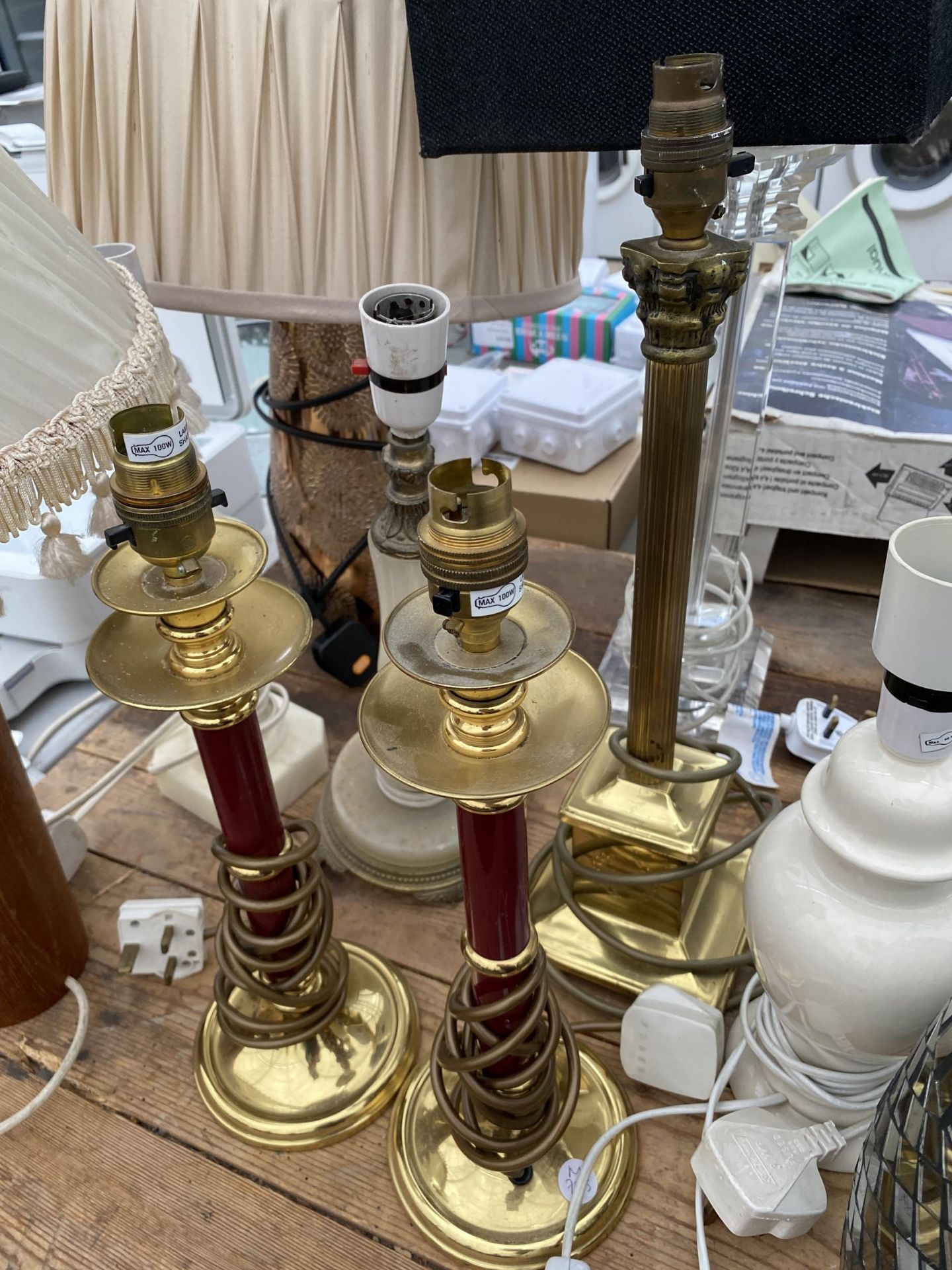 AN ASSORTMENT OF VARIOUS TABLE LAMPS - Image 2 of 4