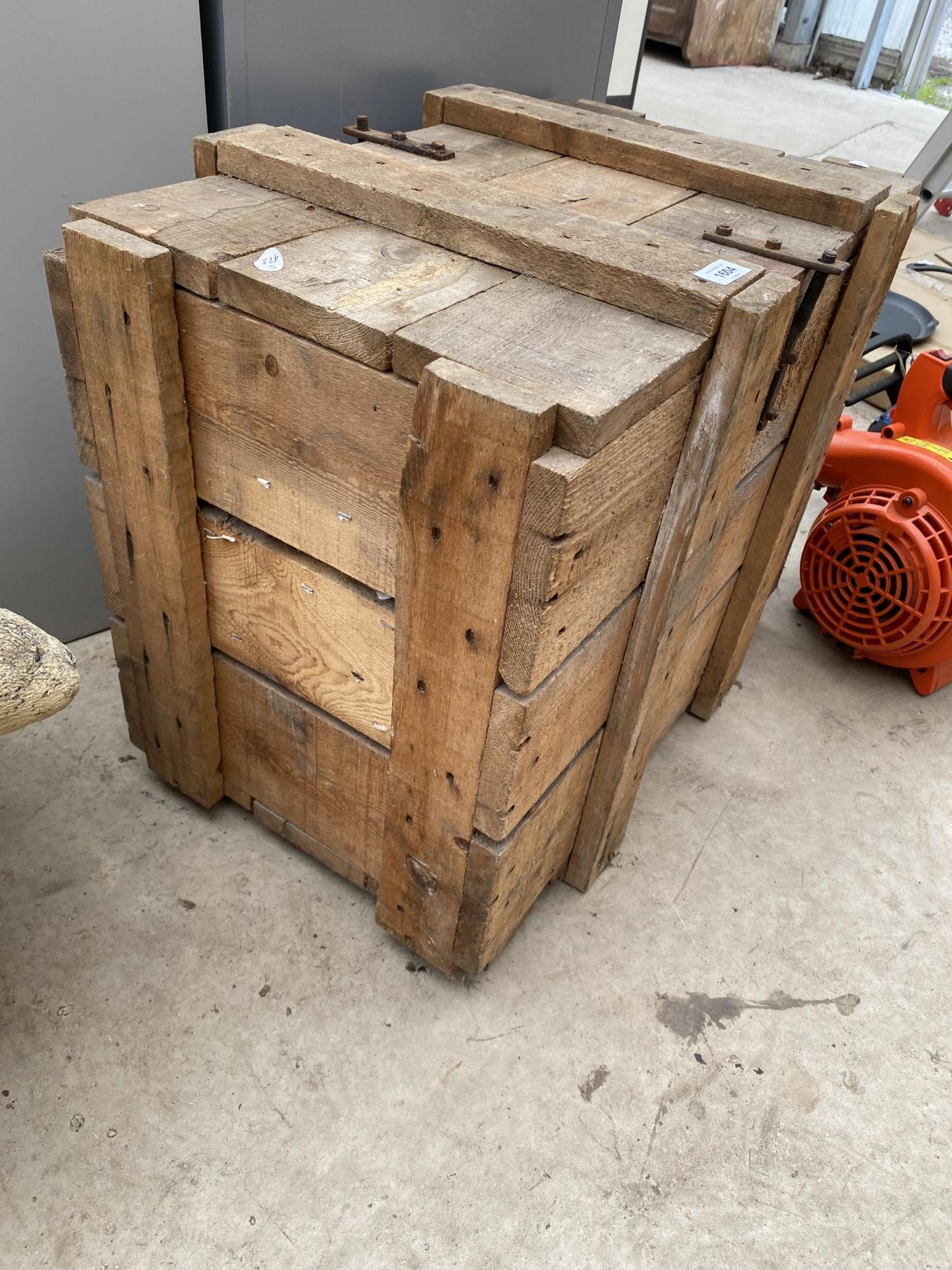 A WOODEN STOARGE CRATE WITH BOLT DOWN REMOVEABLE LID - Image 2 of 7