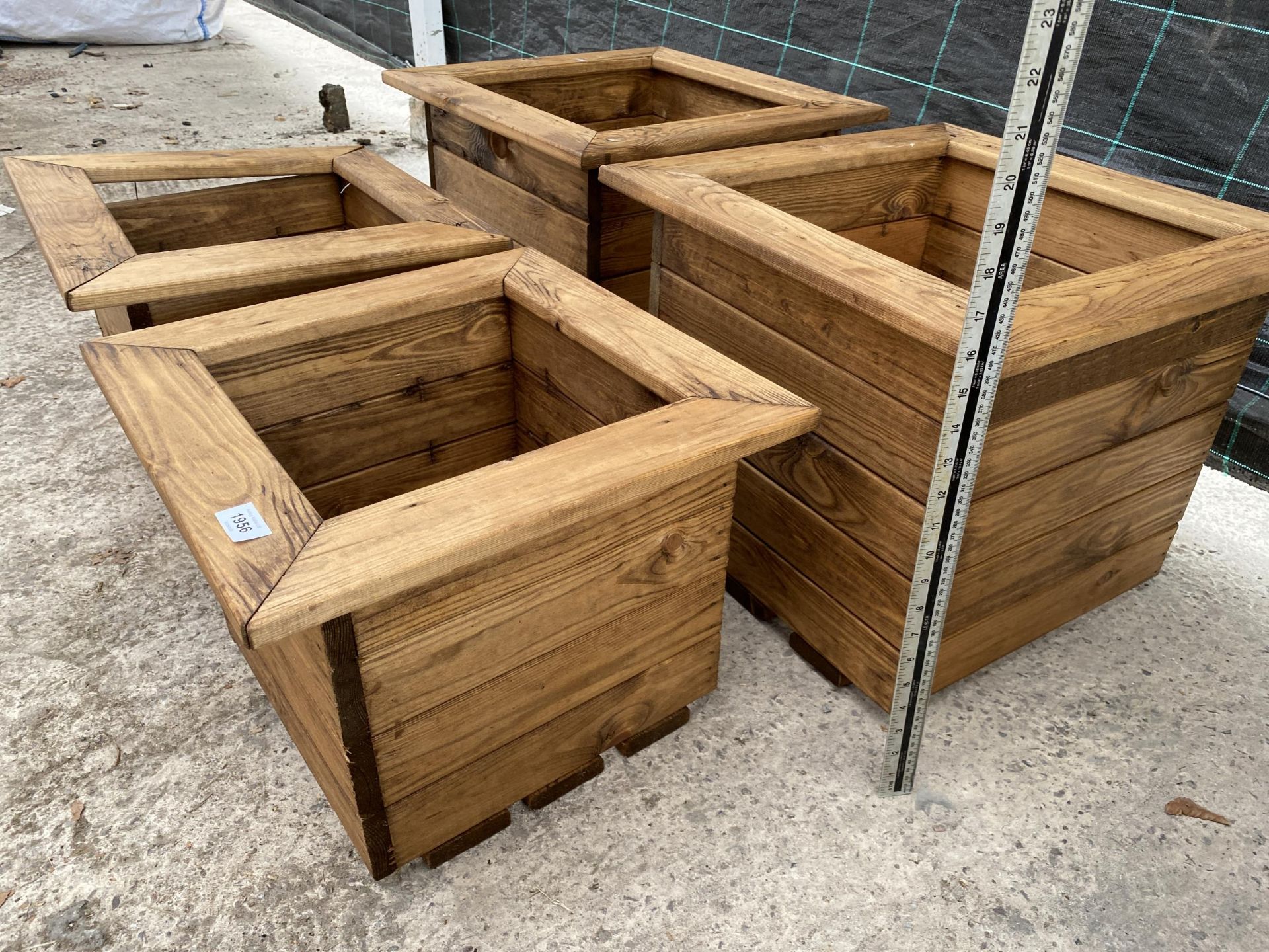 AN AS NEW EX DISPLAY CHARLES TAYLOR SET OF FOUR GRADUATED PLANTERS *PLEASE NOTE VAT TO BE CHARGED ON - Image 3 of 3