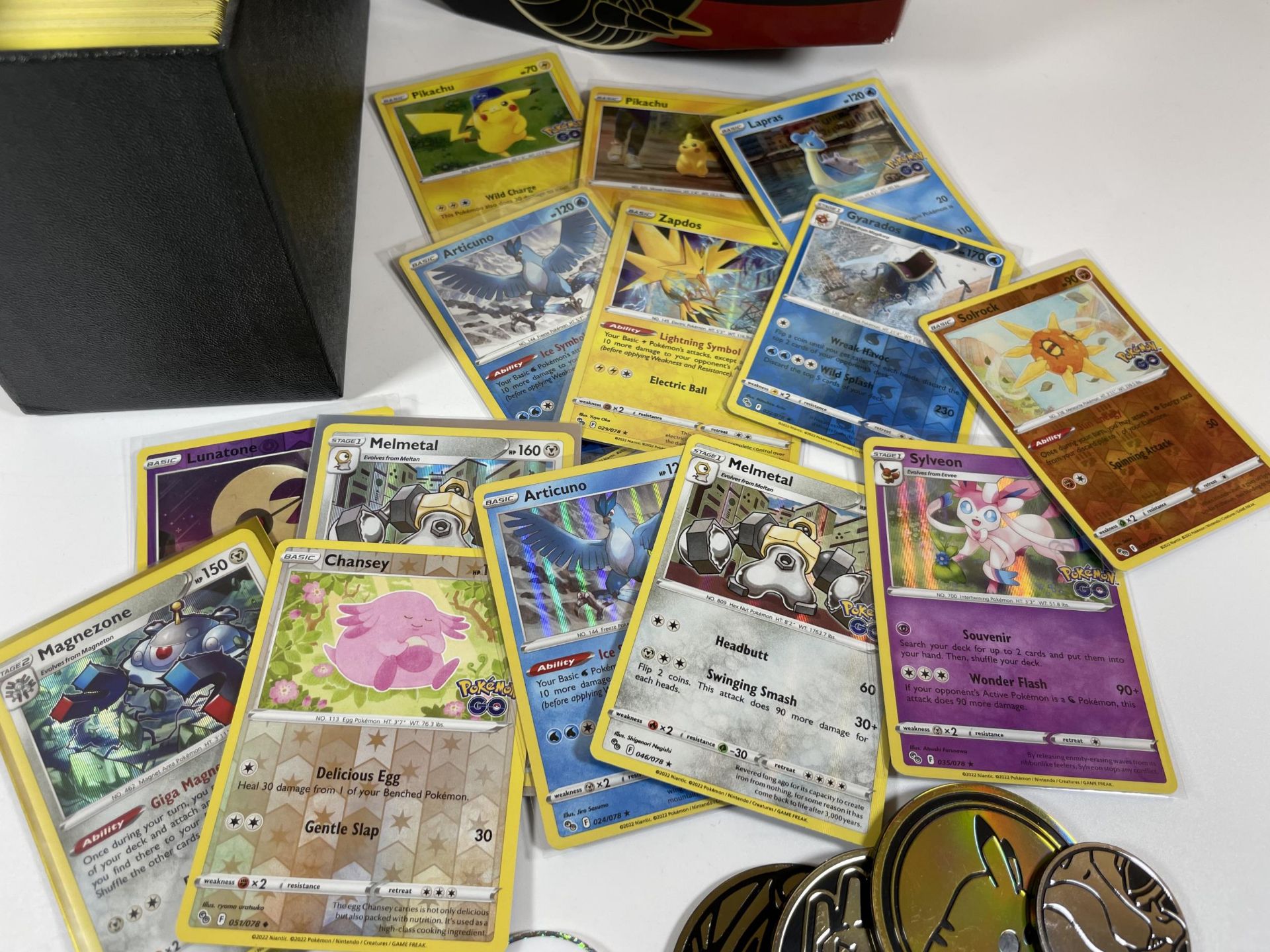 A TRAINER BOX OF ASSORTED POKEMON TRADING CARDS, HOLOS, TOKENS ETC - Image 2 of 5