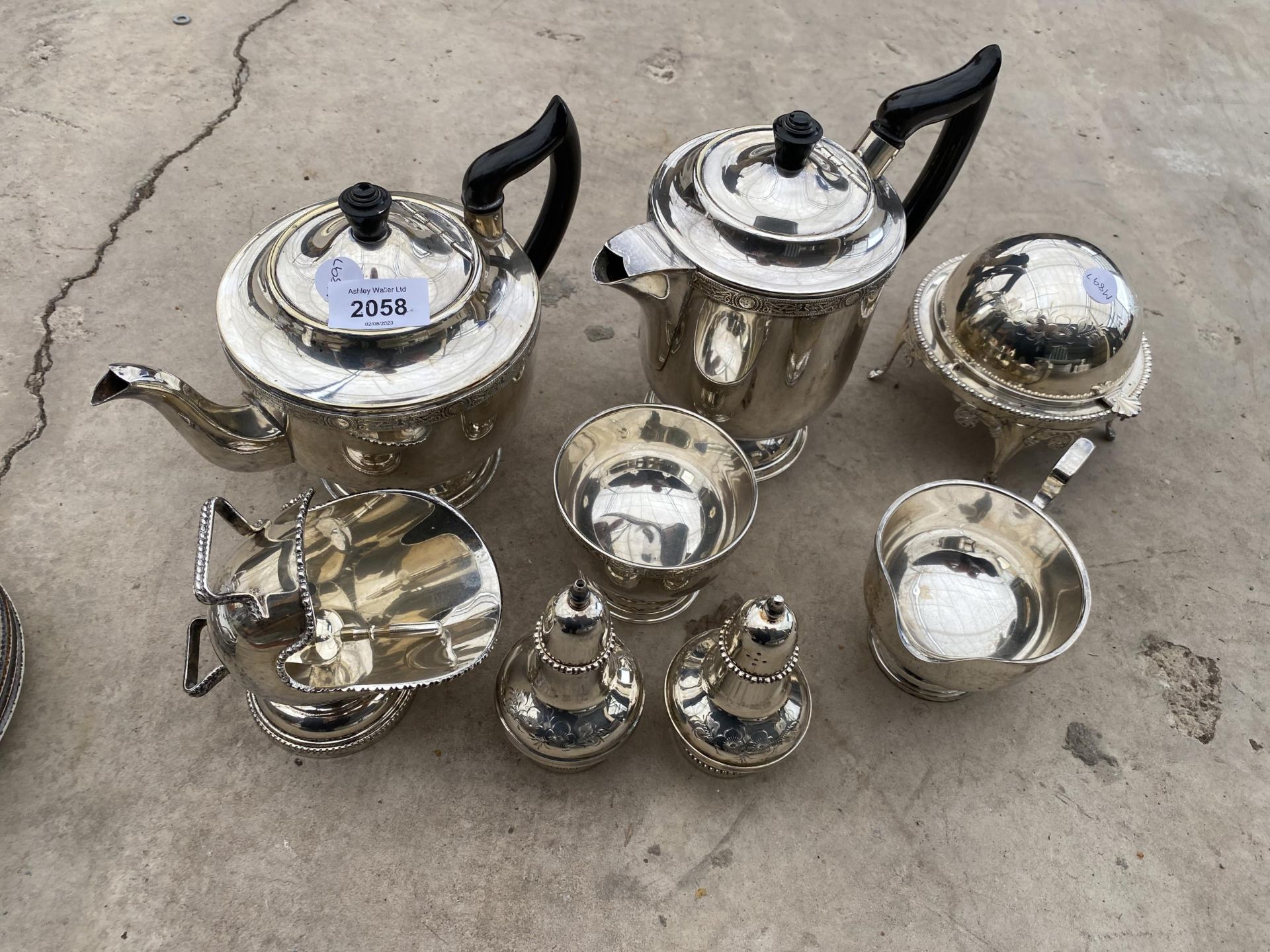 AN ASSORTMENT OF SILVER PLATED ITEMS TO INCLUDE A TEAPOT, COFFEE POT, SUGAR BOWL AND MILK JUG ETC