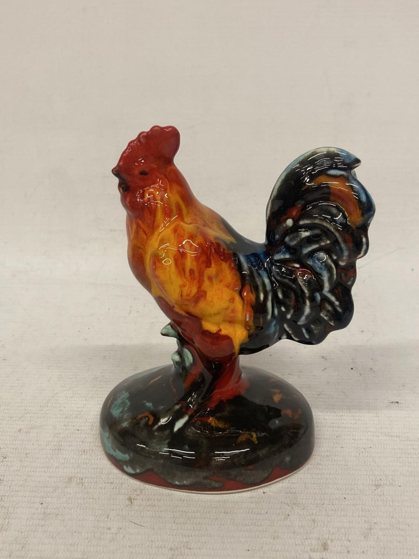 AN ANITA HARRIS HAND PAINTED AND SIGNED IN GOLD FIGURE OF A COCKEREL