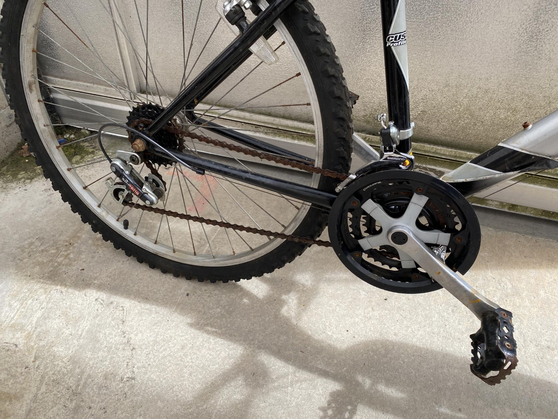 A GENTS FALCON MOUNTAIN BIKE WITH AN 18 GEAR SHIMANO SYSTEM - Image 3 of 3