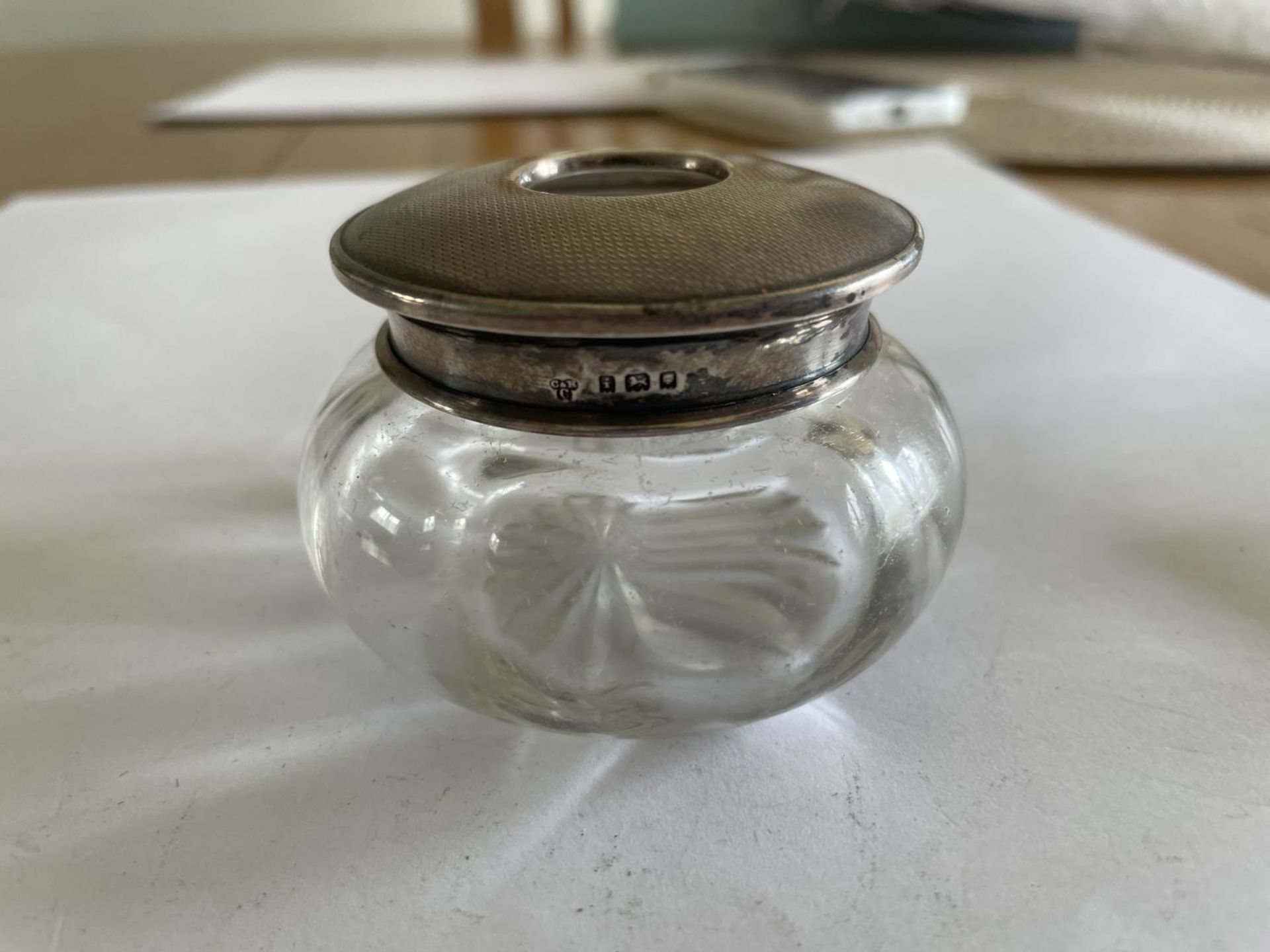 A GLASS POT WITH A HALLMARKED LONDON SILVER LID - Image 2 of 3