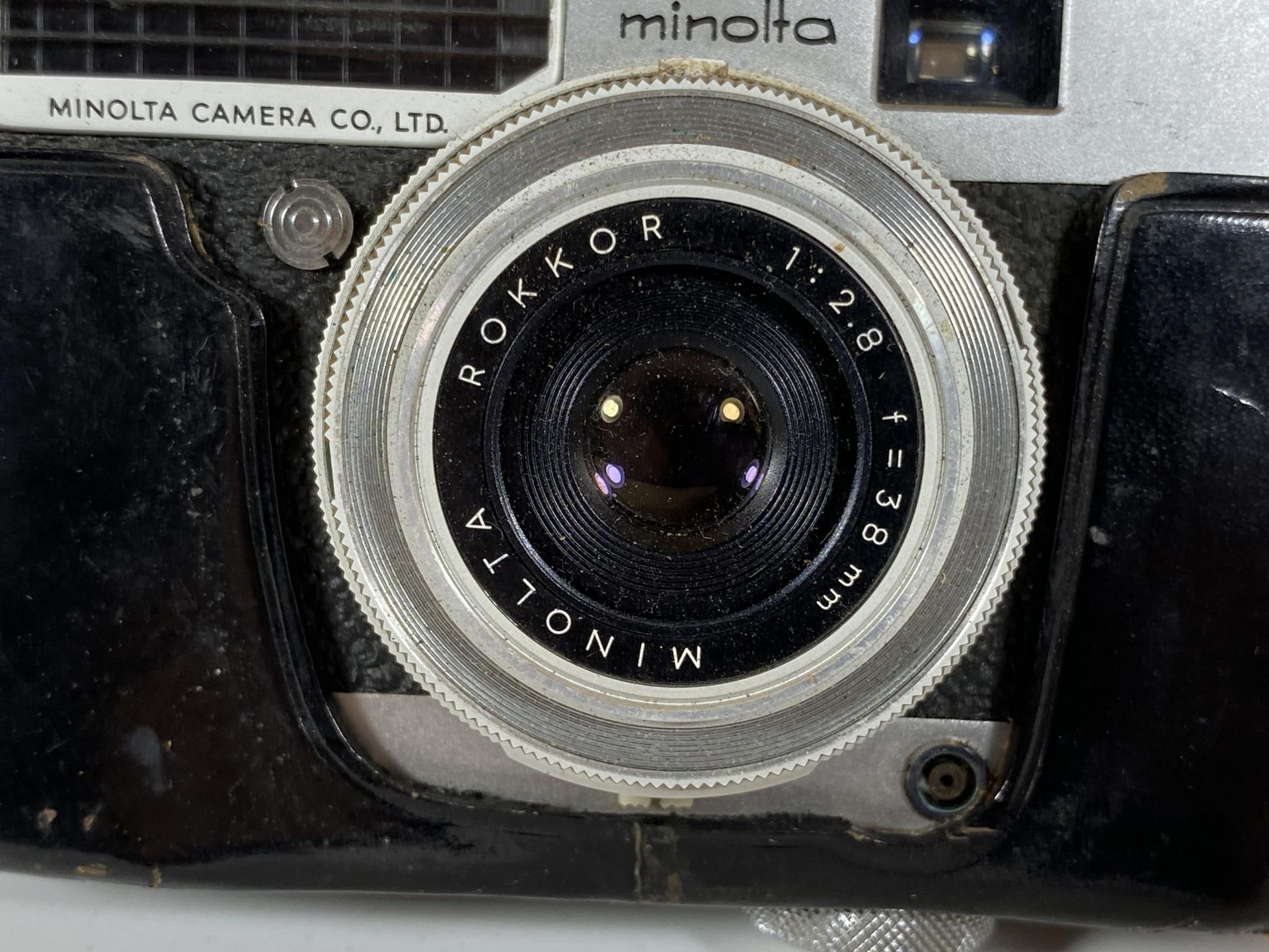 A VINTAGE CASED MINOLTA P CAMERA FITTED WITH ROKKOR 38MM LENS - Image 2 of 3