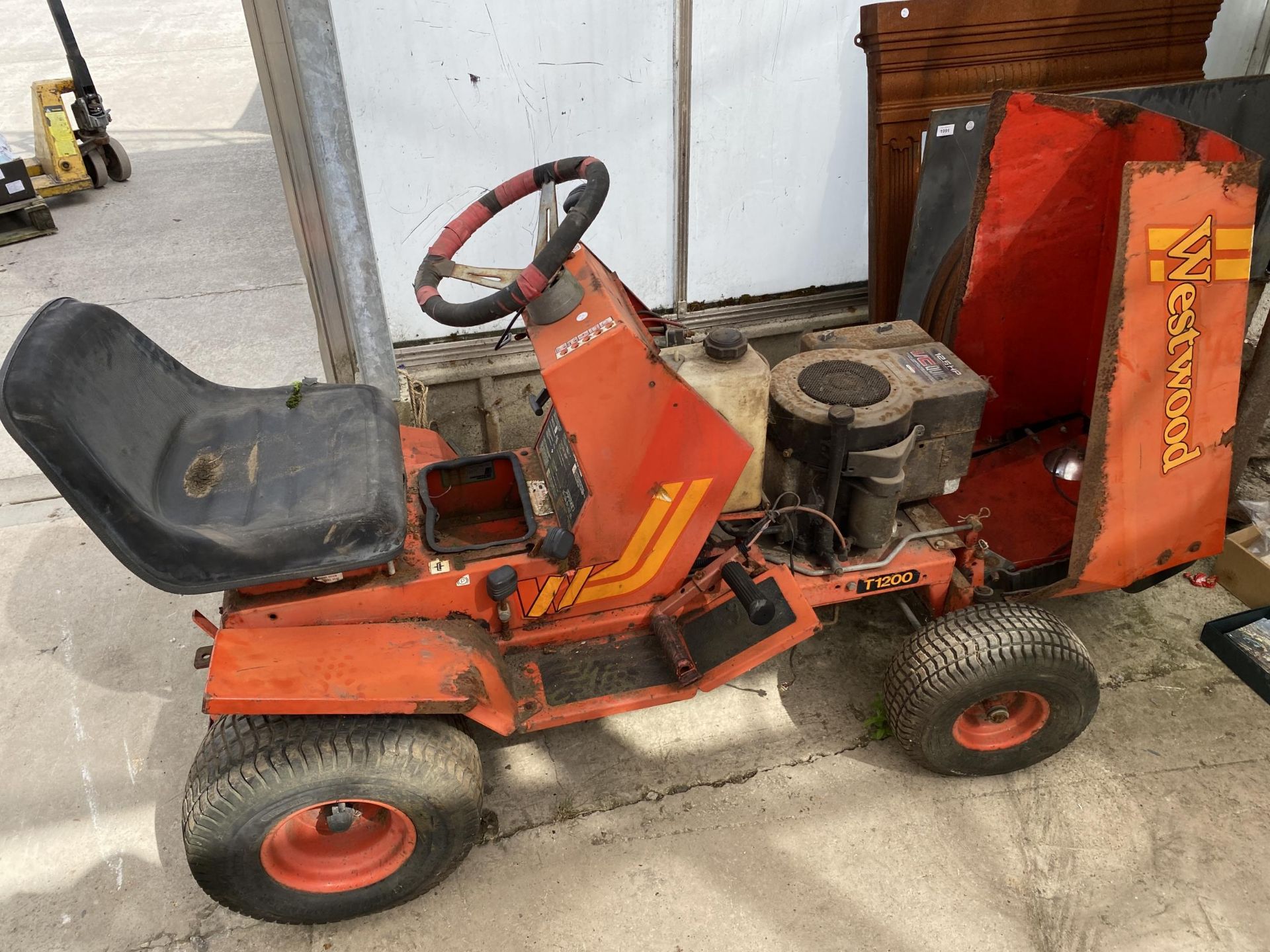 A WESTWOOD T1200 COMPACT TRACTOR FOR SPARES AND REPAIRS (KEY PRESENT) - Image 7 of 9