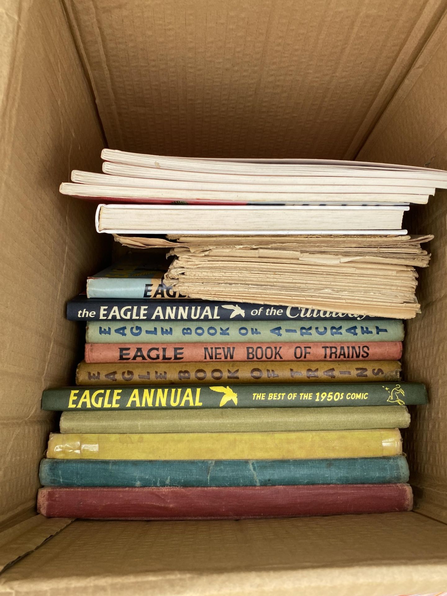 AN ASSORTMENT OF BOOKS TO INCLUDE EAGLE ANNUALS - Bild 3 aus 3