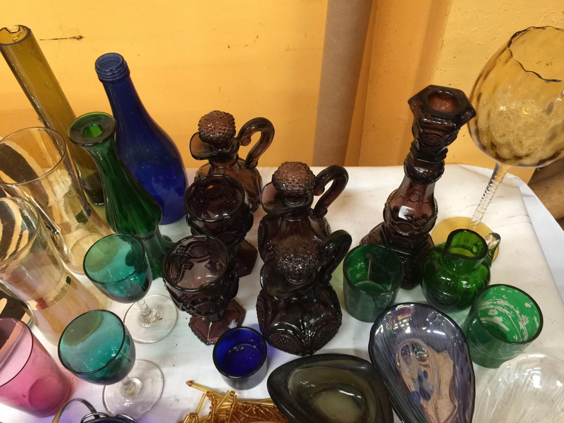 A QUANTITY OF VINTAGE COLOURED GLASS TO INCLUDE VASES, BOWLS, JUGS, GLASSES, CANDLESTICKS, ETC - Image 4 of 4