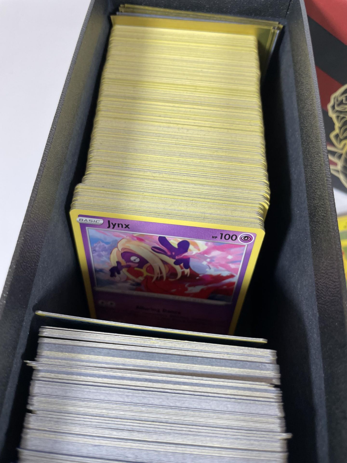 A TRAINER BOX OF ASSORTED POKEMON TRADING CARDS, HOLOS, TOKENS ETC - Image 4 of 5