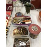 A QUANTITY OF VINTAGE COLLECTABLE ITEMS TO INCLUDE WATCHES, COMPACTS, PENS, LIGHTERS, BOTTLE