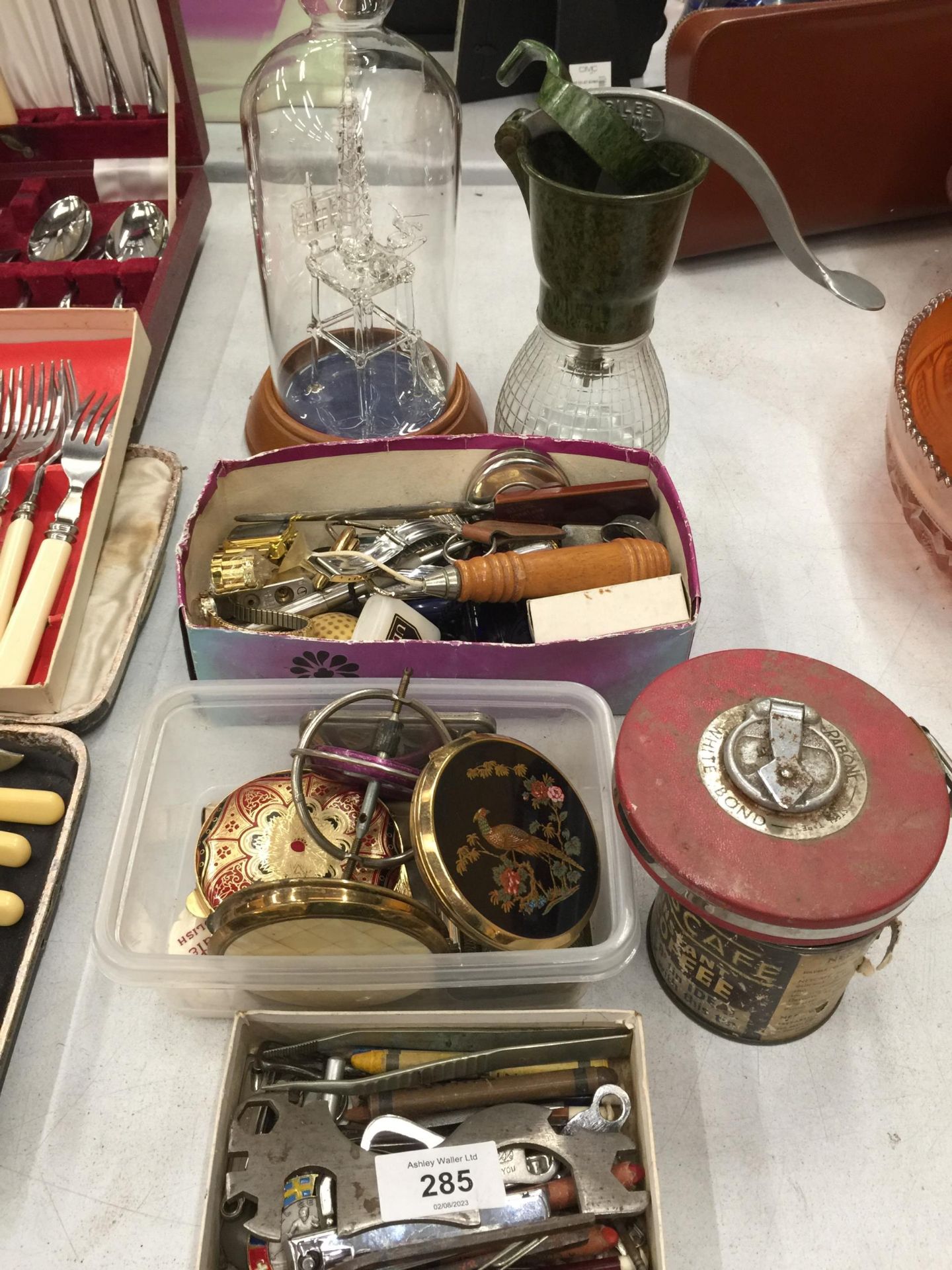 A QUANTITY OF VINTAGE COLLECTABLE ITEMS TO INCLUDE WATCHES, COMPACTS, PENS, LIGHTERS, BOTTLE